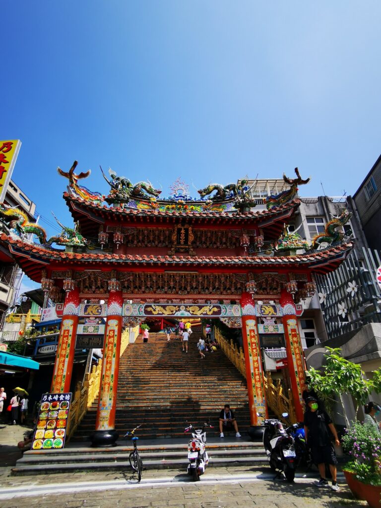 南庄永昌宮牌樓階梯，苗栗南庄信仰中心地標