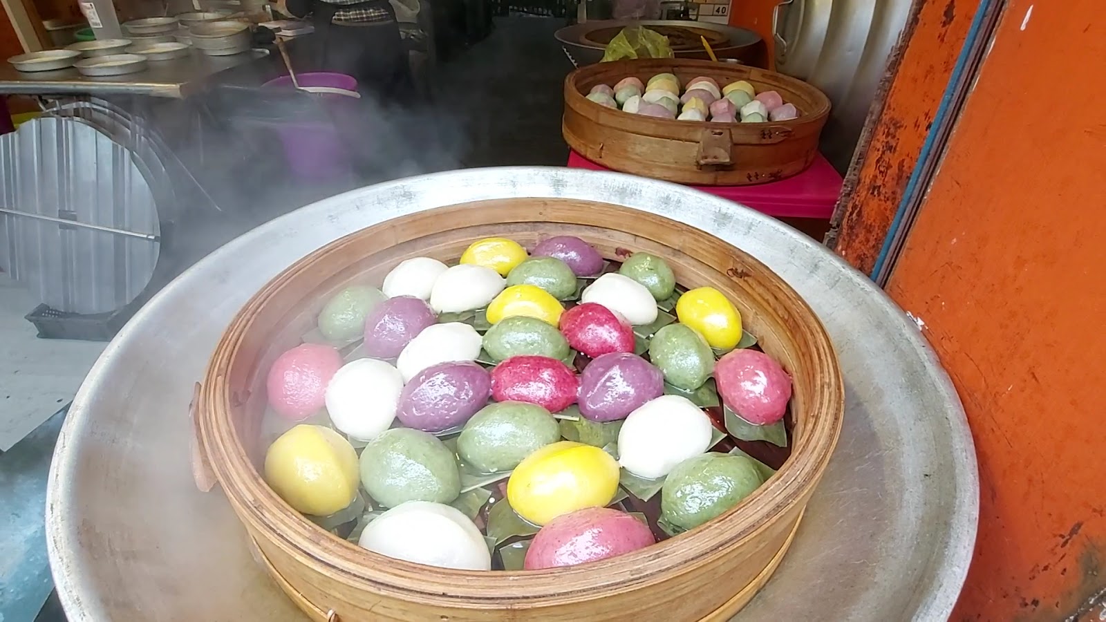 潘家豬籠粄黑糖糕蒸籠特寫，五彩客家粿點