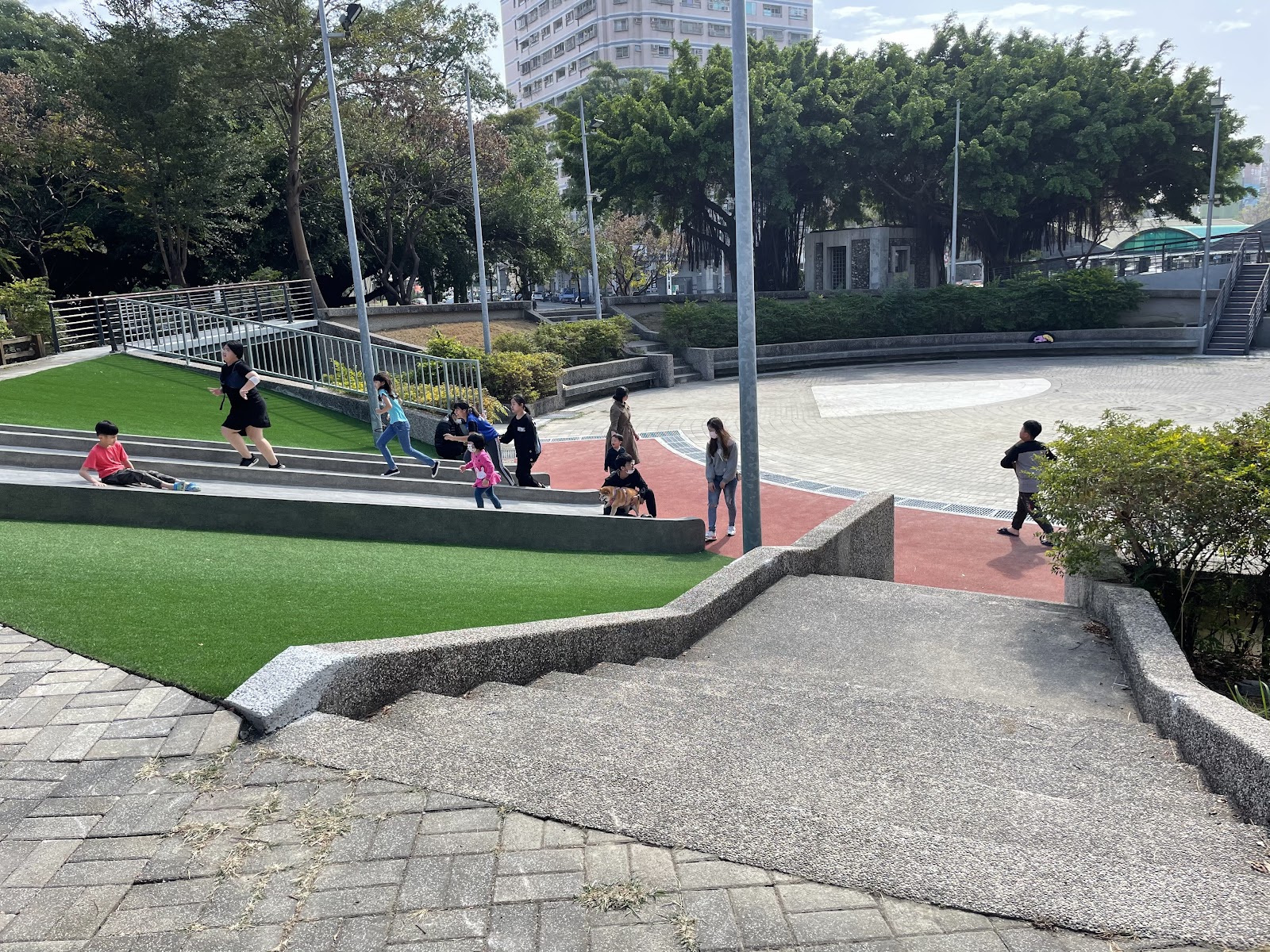 楠梓碉堡公園草皮大草坡溜滑梯，孩童遠景玩耍