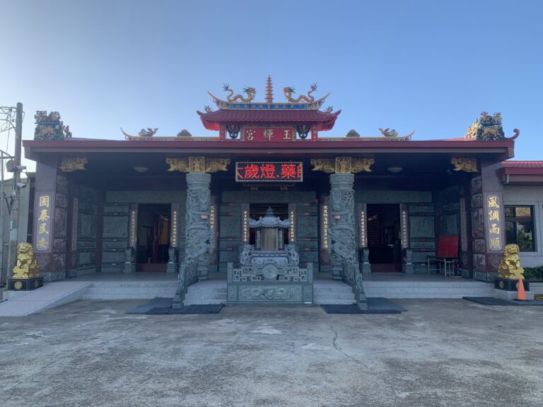 桃園大園內海玉輝宮正門全景藍天紅瓦飛簷雙龍護塔