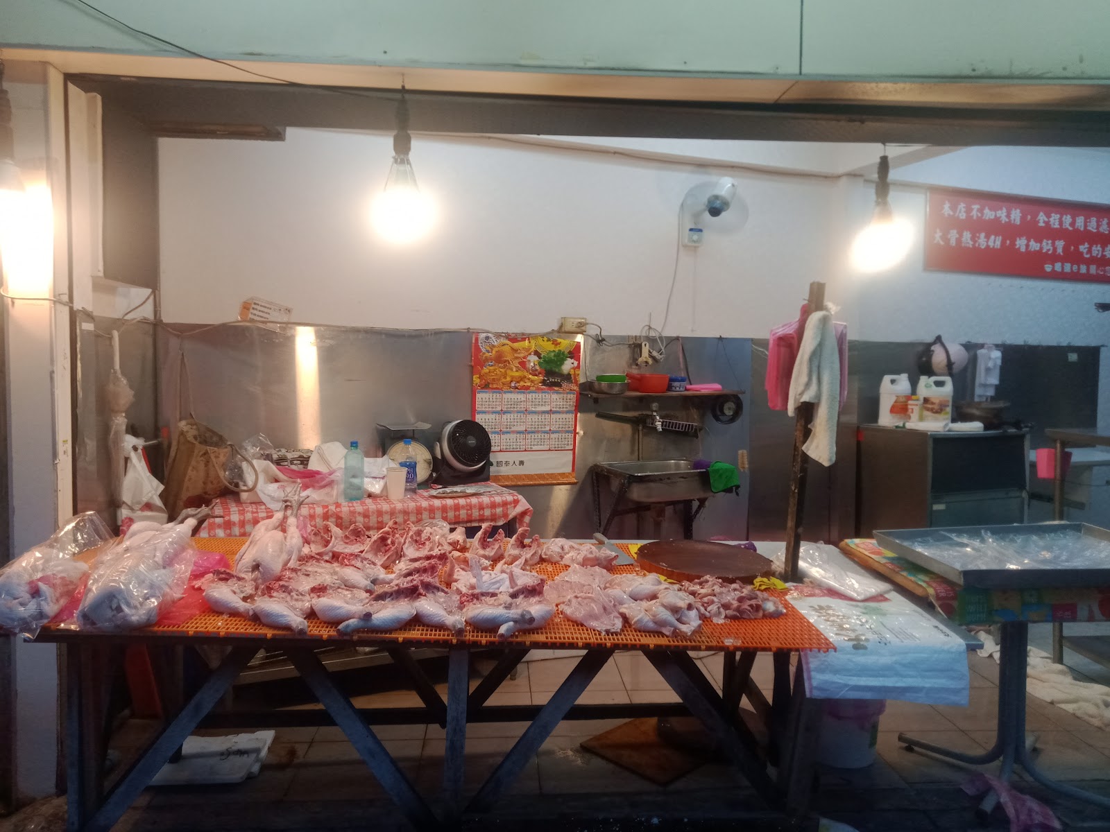 文德黃昏市場內的生鮮雞肉攤,攤位整齊擺放著現殺雞肉
