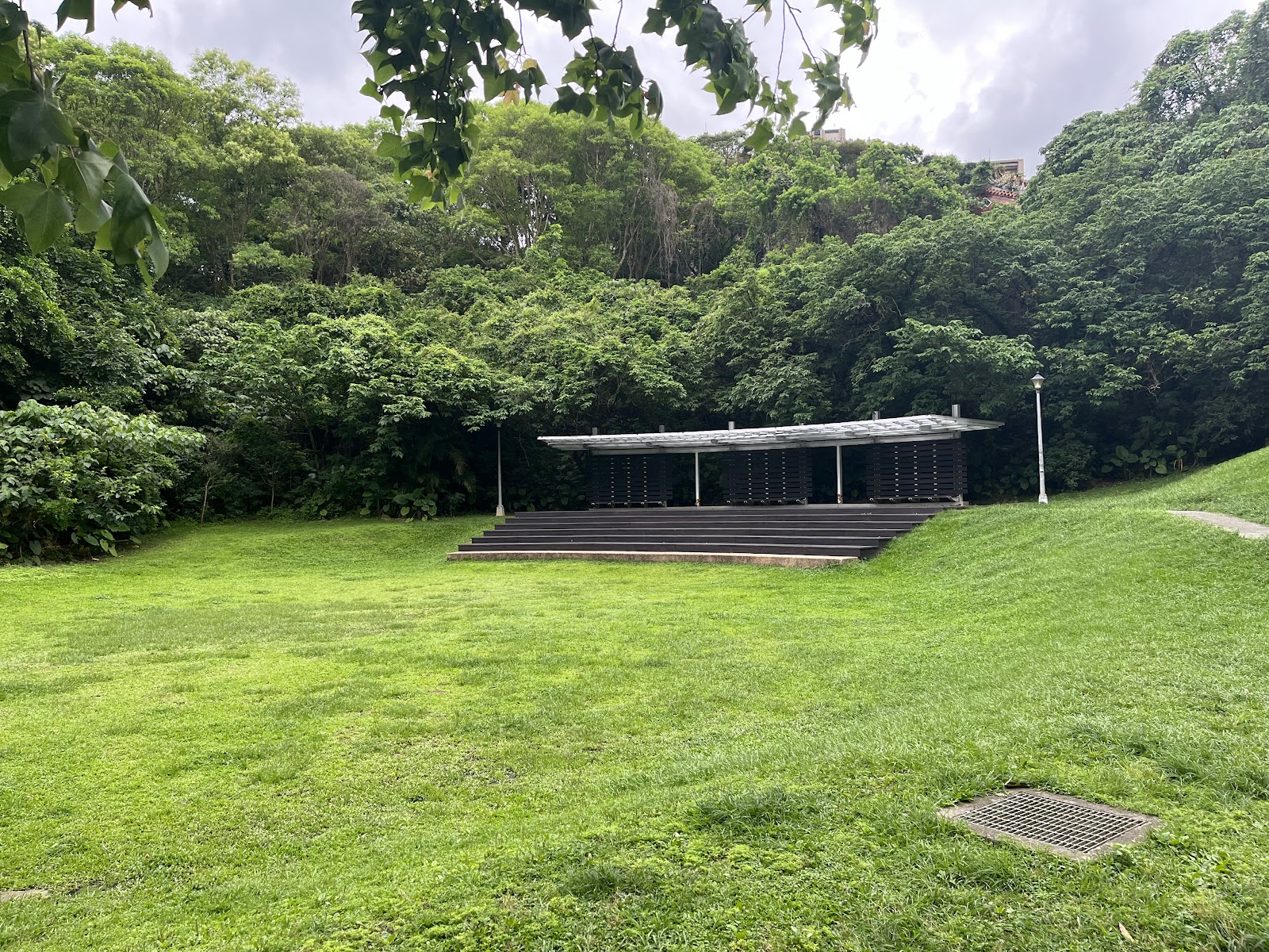 清白公園：滯洪池設計的大草坪，週末不定時會有音樂會在這座小舞台上演出