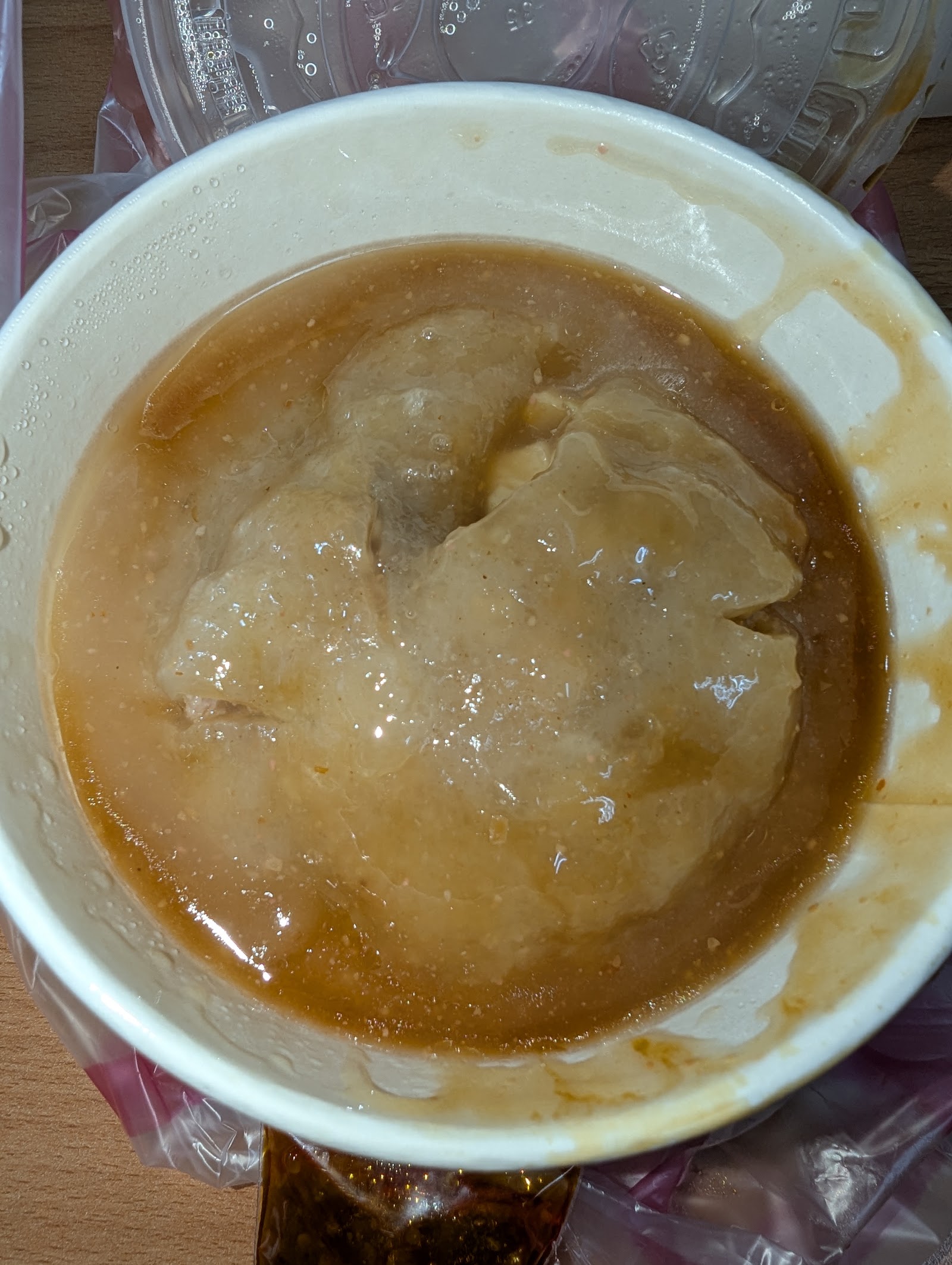 湖光市場成功肉圓：皮Q餡料紮實，淋上琥珀色醬汁的招牌肉圓