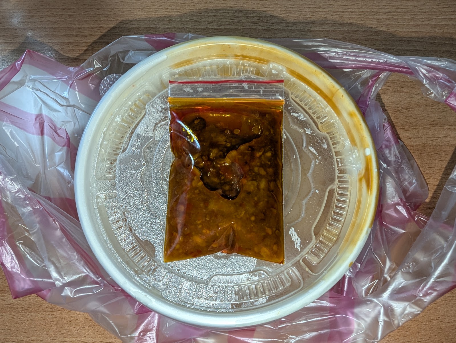 湖光市場成功肉圓：現場包裝的獨門辣椒醬，喜歡重口味的話可以跟老闆娘加點
