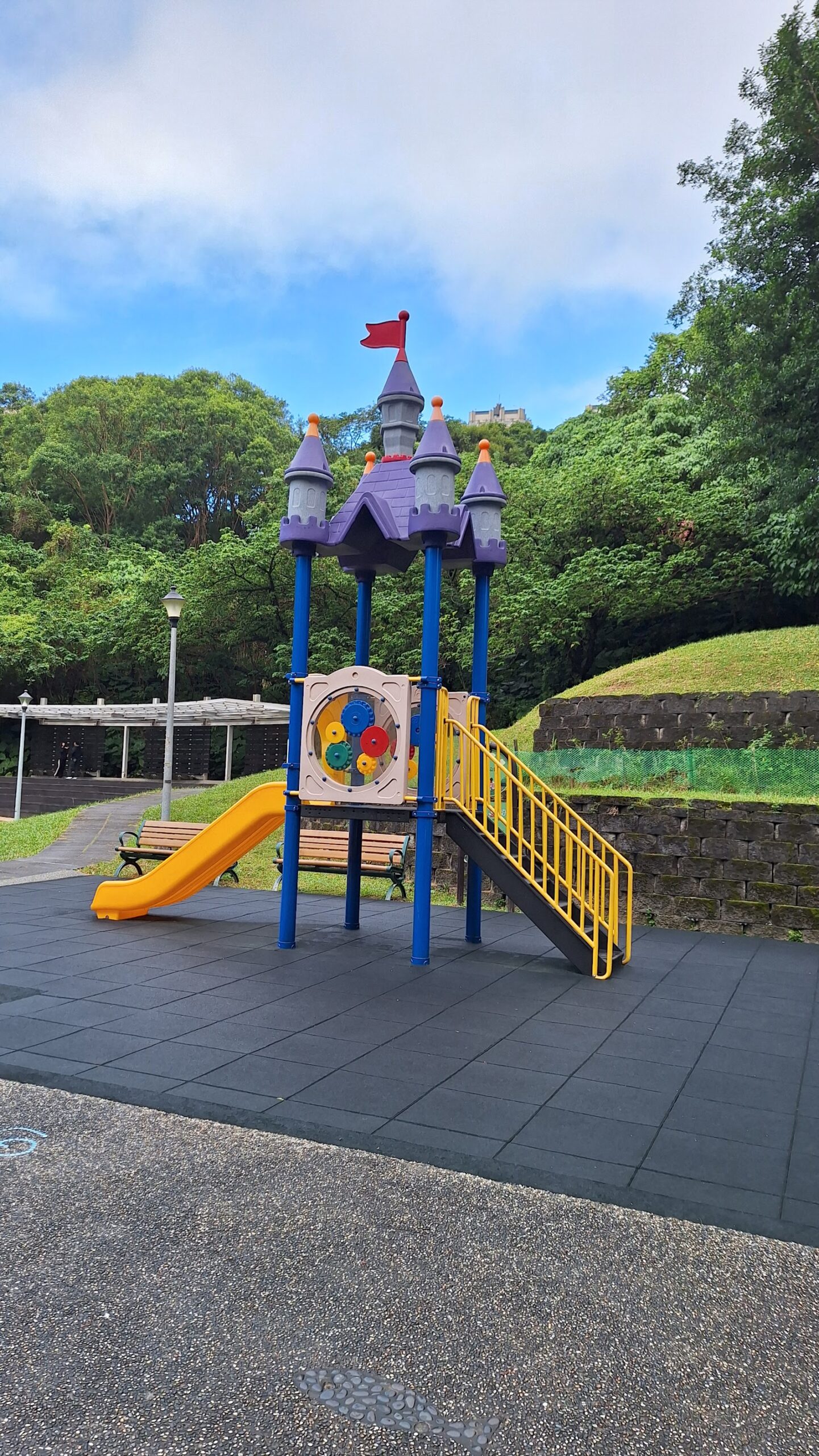 清白公園：紫色城堡造型的溜滑梯遊具，是親子放電的人氣角落