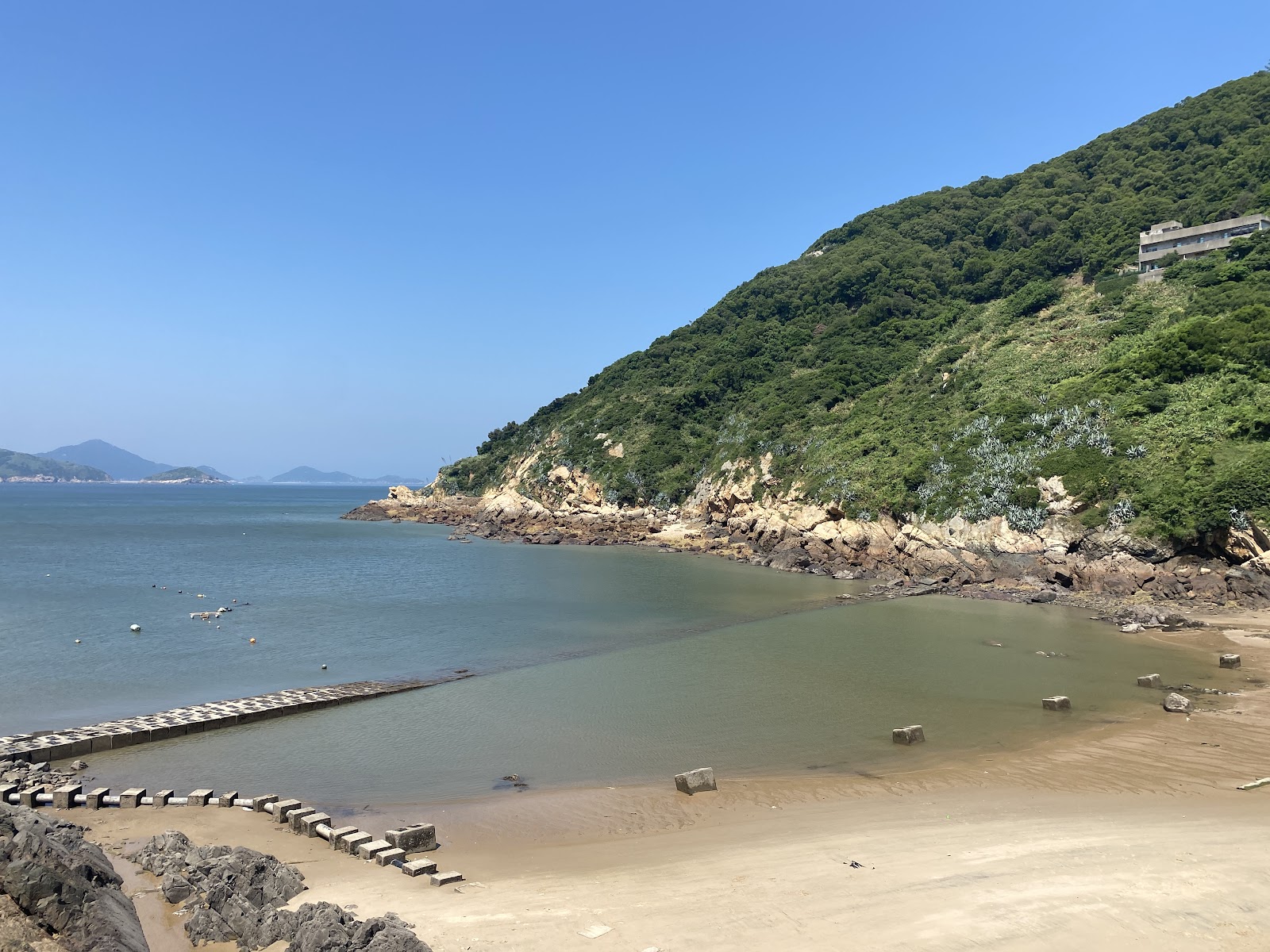 牛角澳口沙灘與礁石海岸線