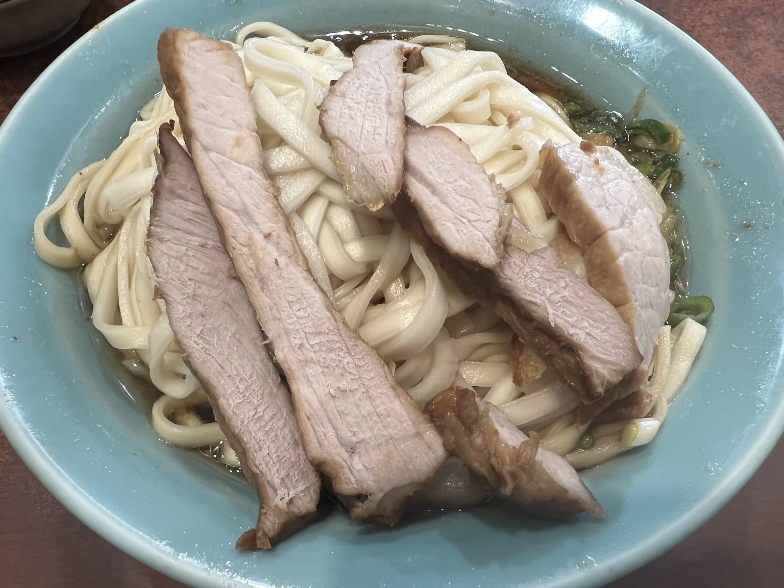 懷鄉瓦舍風味外省麵豬肉乾麵 懷鄉瓦舍的招牌豬肉乾麵,肉片大器鋪滿整碗