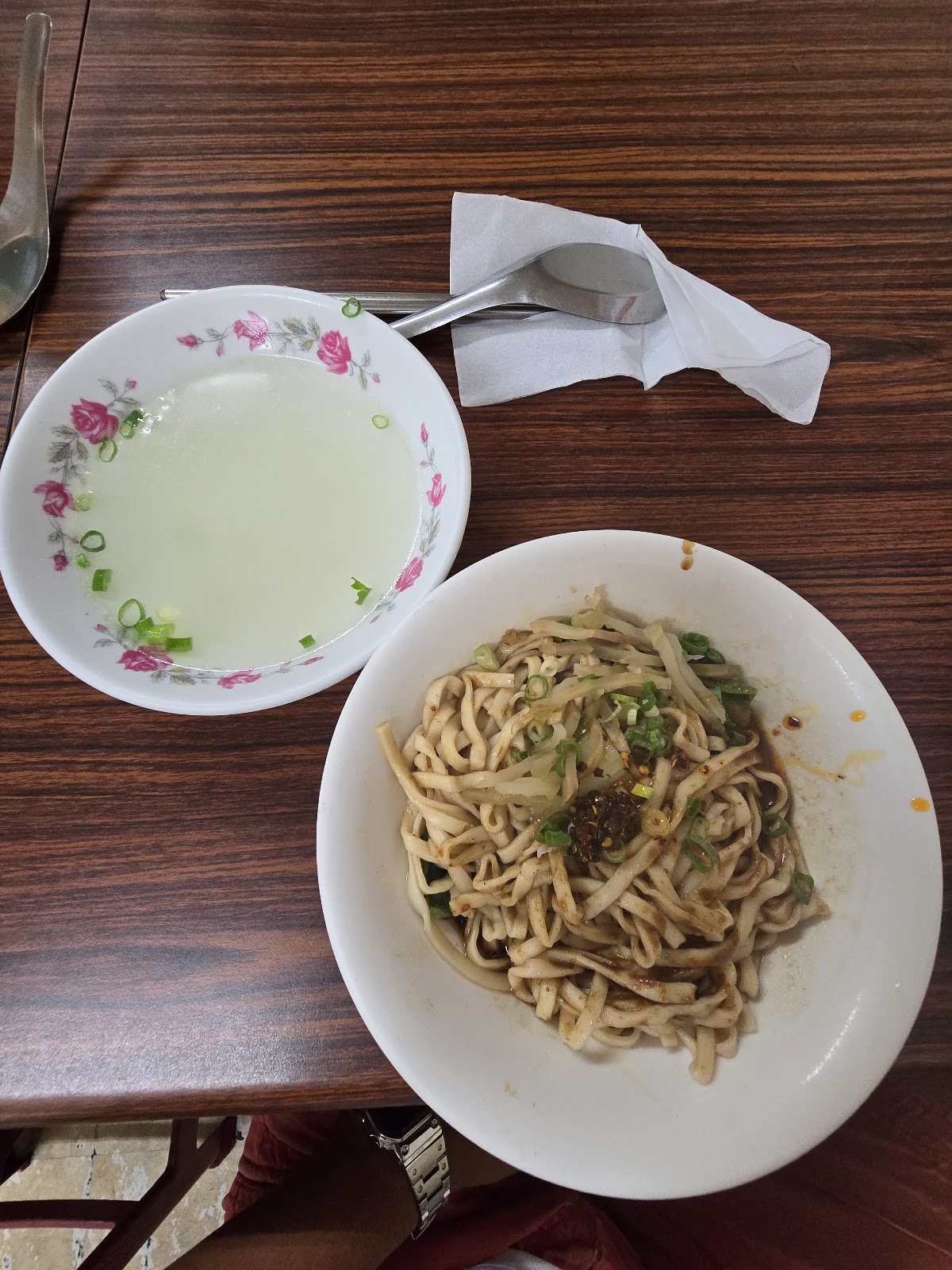 老陳原汁牛肉麵麻醬乾麵 麻醬乾麵配清蔥湯,在地人的日常午餐組合