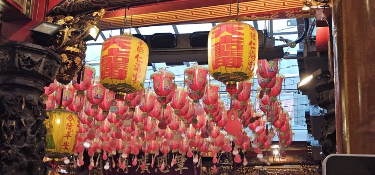 紅黃祈福燈籠高掛中壢仁海宮廟內，密密層疊寫著仁海宮字樣
