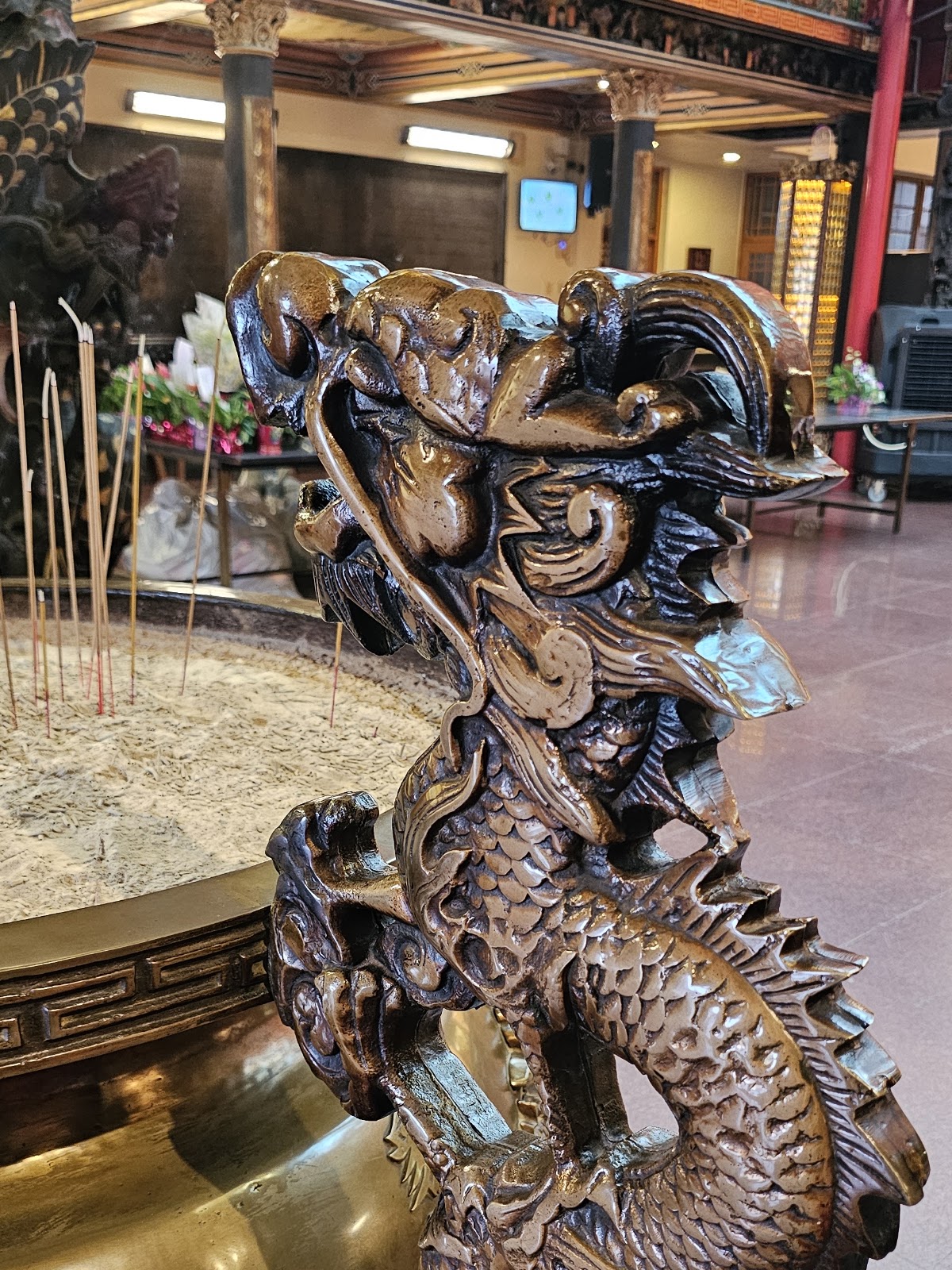 中壢仁海宮銅製大香爐側面精細蟠龍雕刻特寫