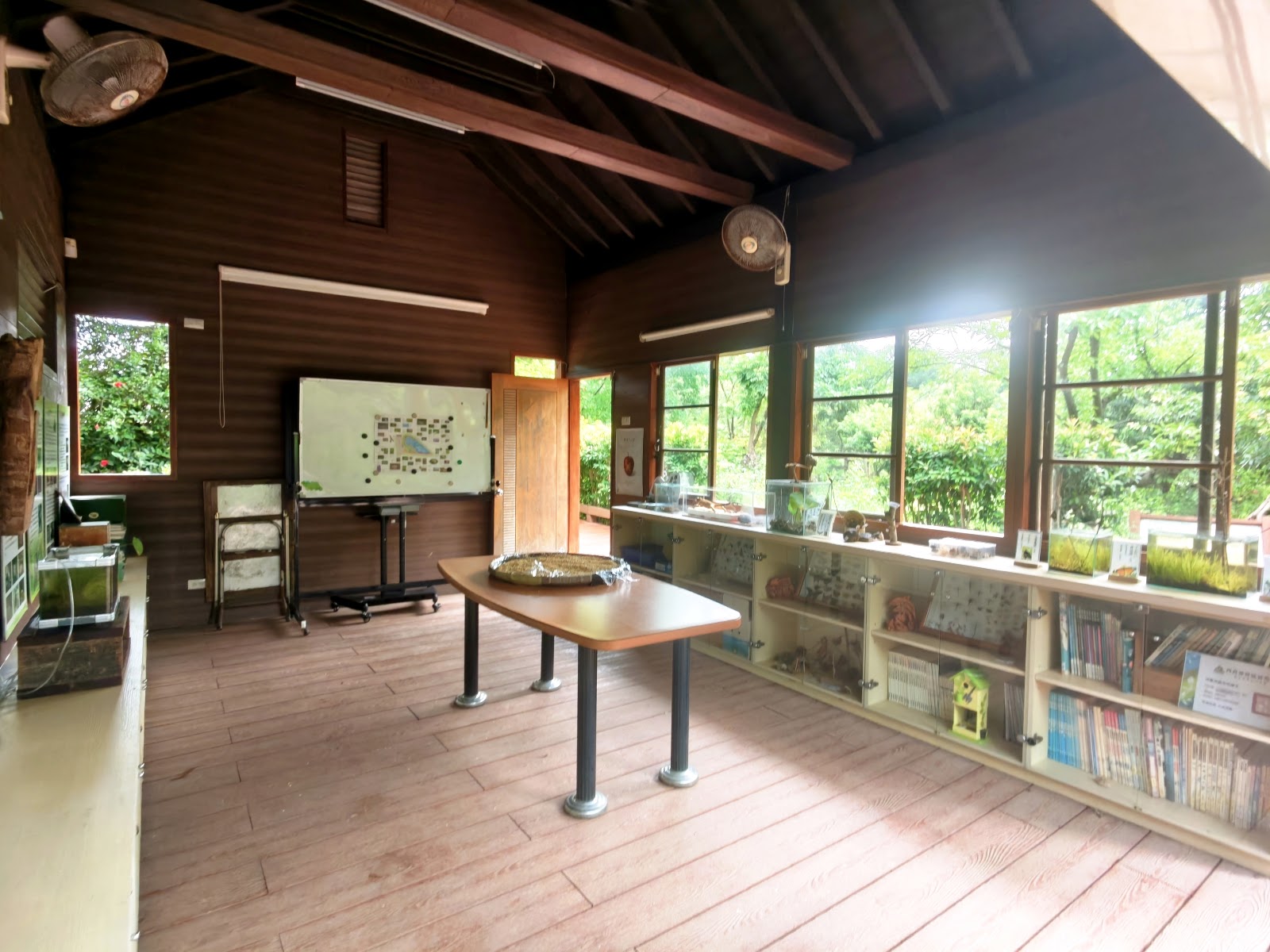 鳥松濕地公園環境教育教室 鳥松濕地公園環境教育教室,木造空間陳列生態標本與圖鑑