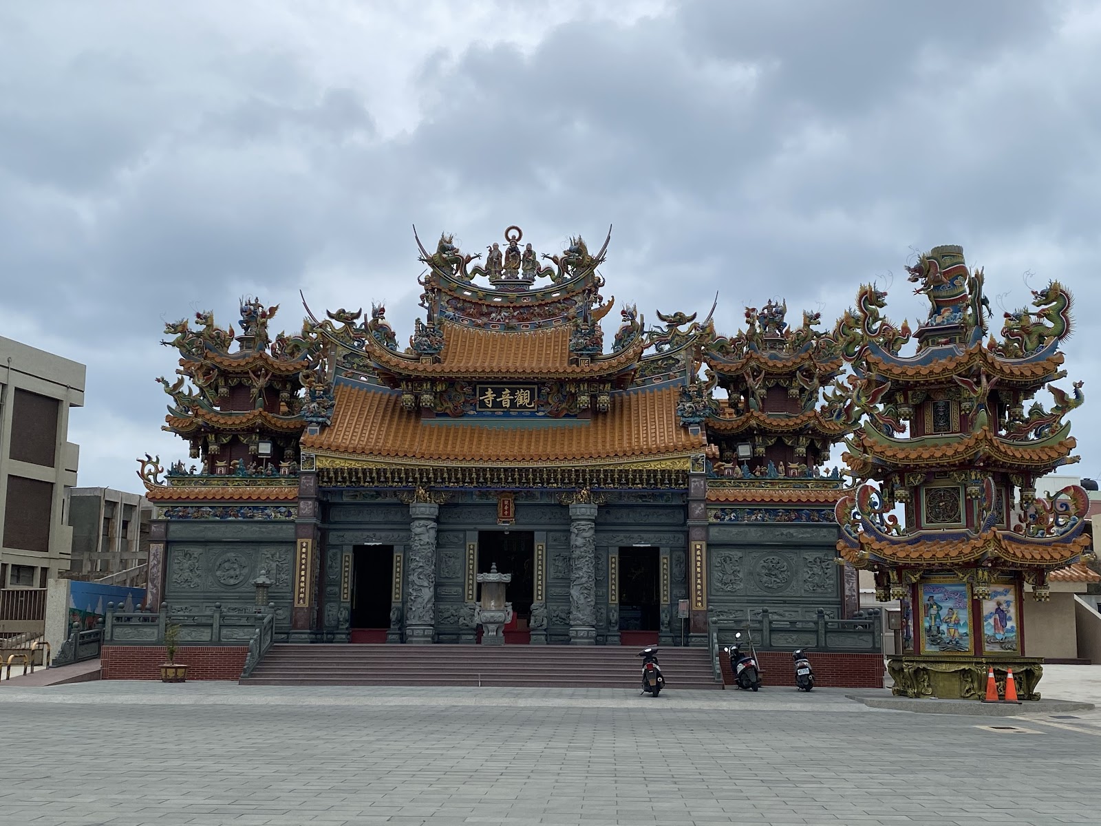 牌樓式山門，紅瓦雙亭氣勢磅礴，百年古廟新顏，吉貝觀音寺