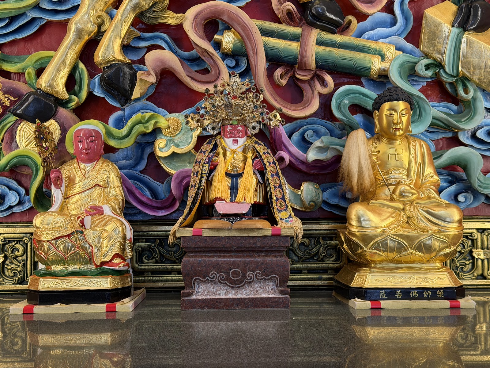 觀音寺內殿金色神像莊嚴，背景彩繪木雕細緻，吉貝觀音寺