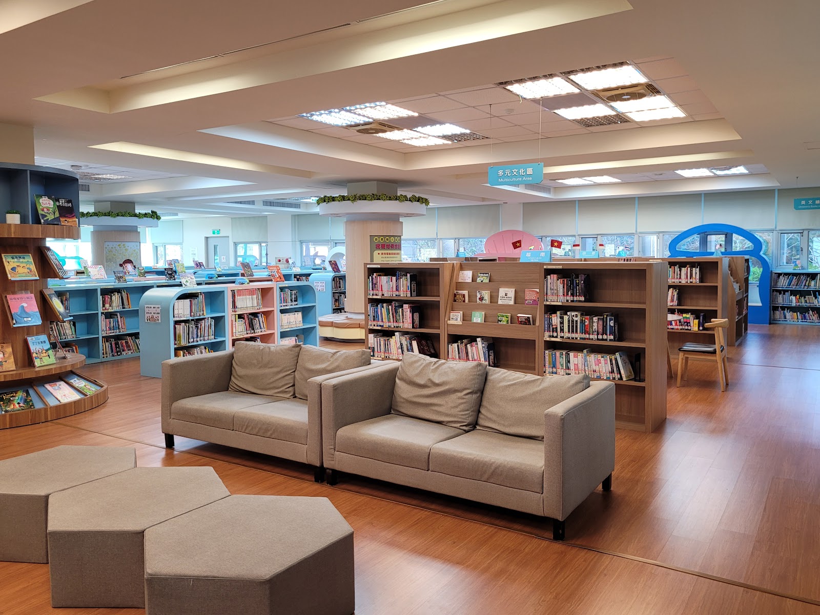 澎湖縣圖書館一般閱覽區，木質書架與沙發座位