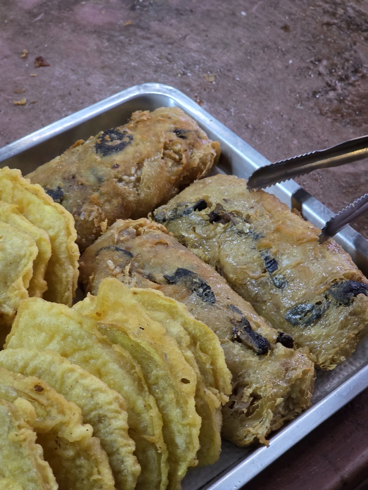 建國炸粿不鏽鋼托盤上剛炸好的高麗菜炸粿與潤餅