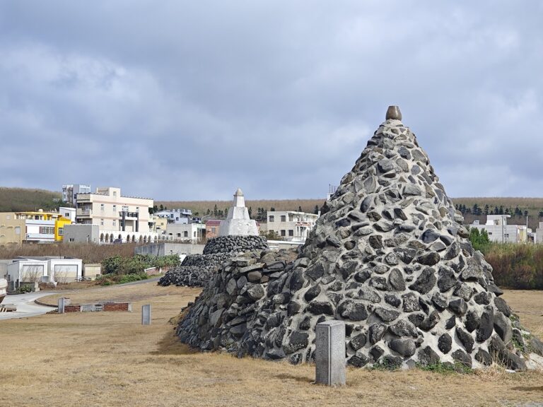 內垵塔公塔婆雙塔全景,玄武岩堆砌尖塔矗立於聚落旁