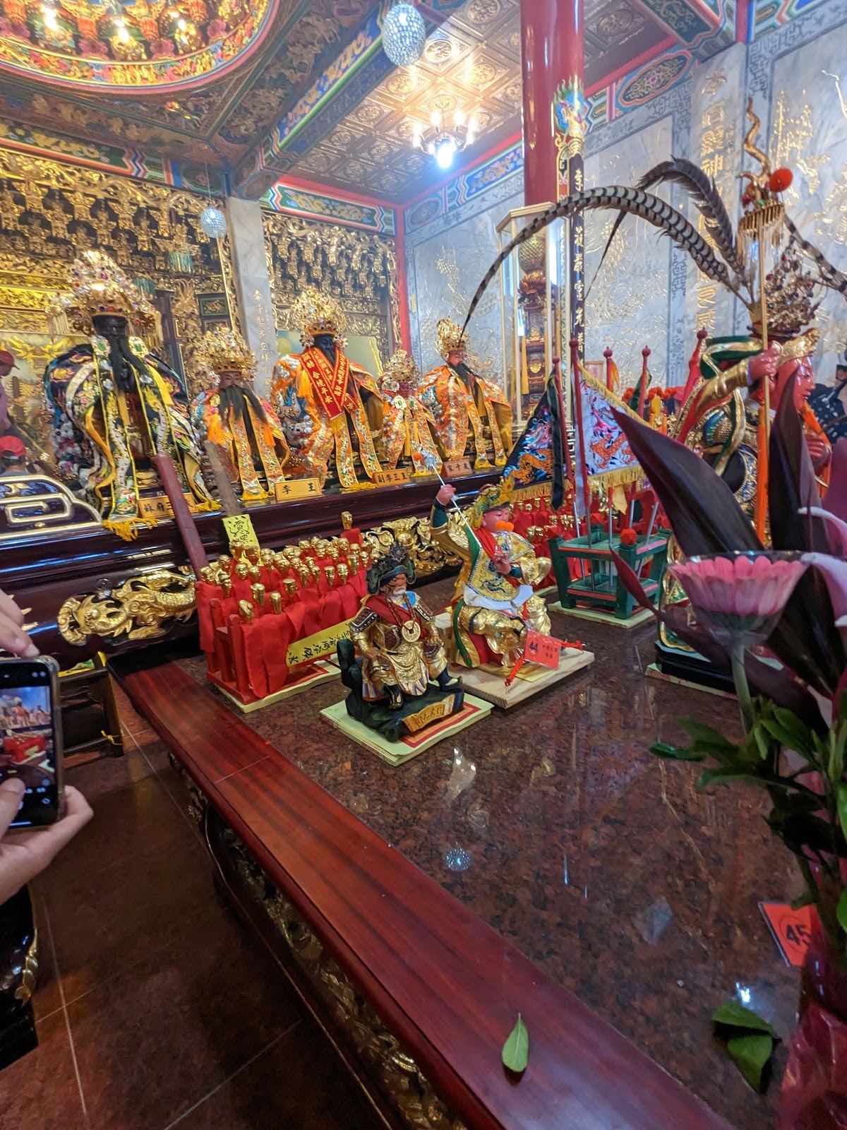 赤馬赤樊桃殿神桌上千歲王爺神尊與儀仗近拍