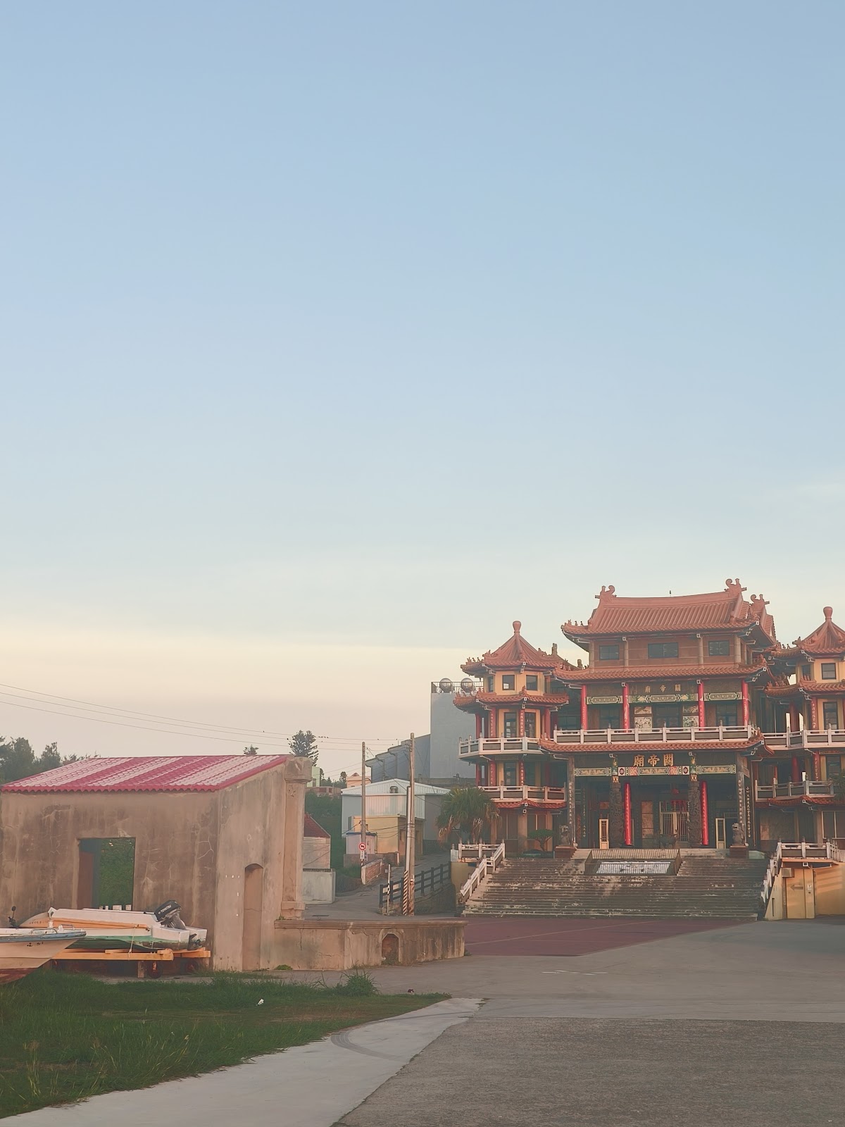 小池角關帝廟黃昏夕陽景觀,遠景漁村小屋與漁船