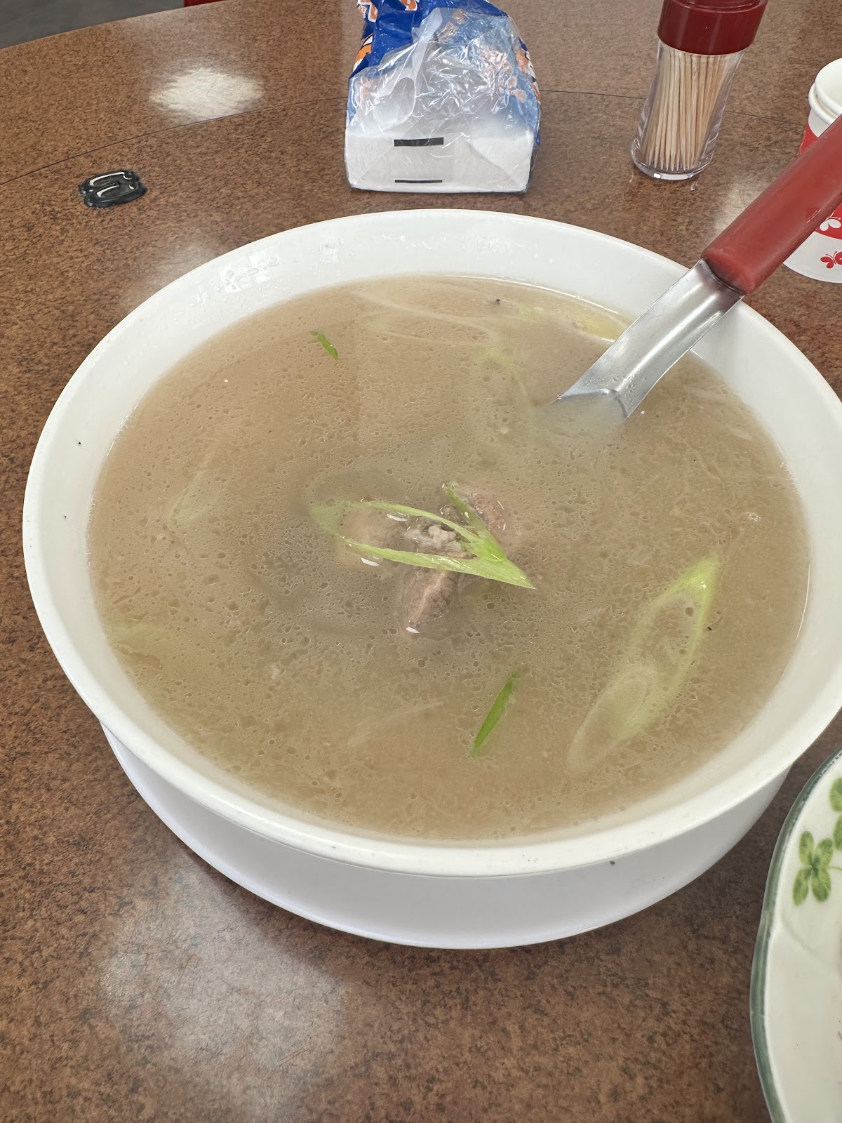 清心飲食店一碗湯麵特寫,桌面有牙籤盒與醬料包