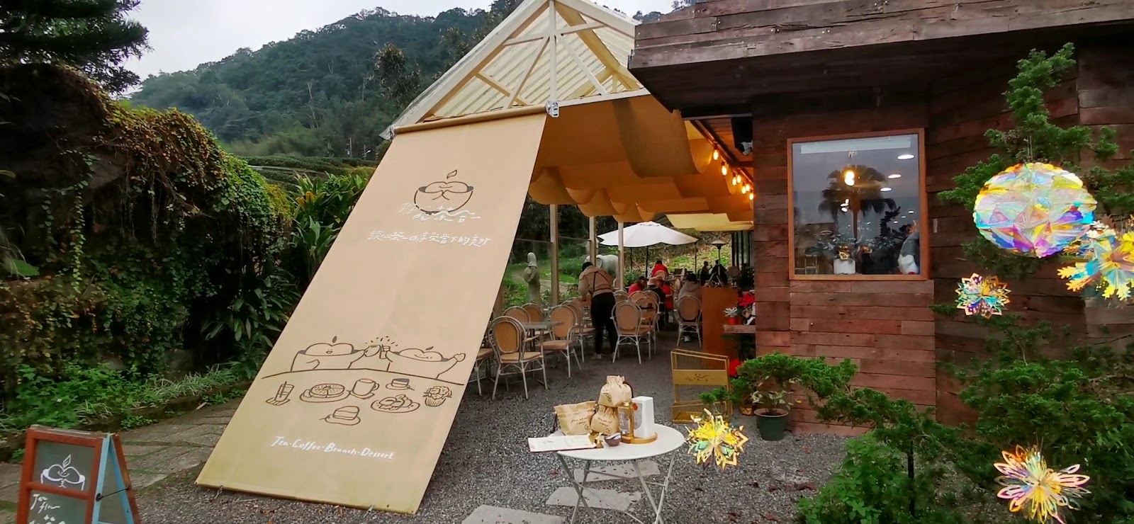 心茶合一木造茶館入口與半戶外庭院座位,可遠眺茶園
