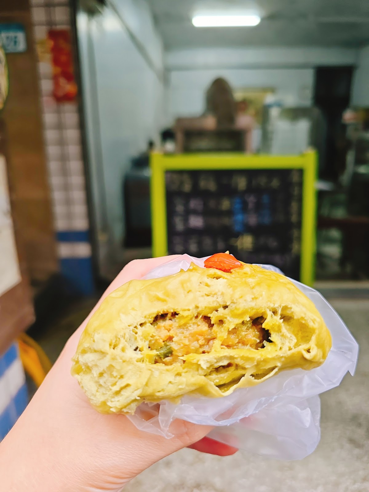 良心饅頭招牌茶葉包子剖面特寫,內餡飽滿