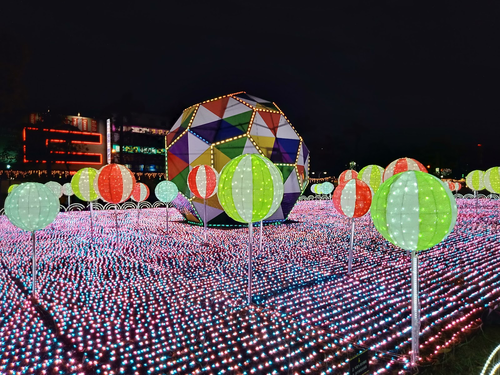 千禧公園夜間燈會裝置與草地LED燈海