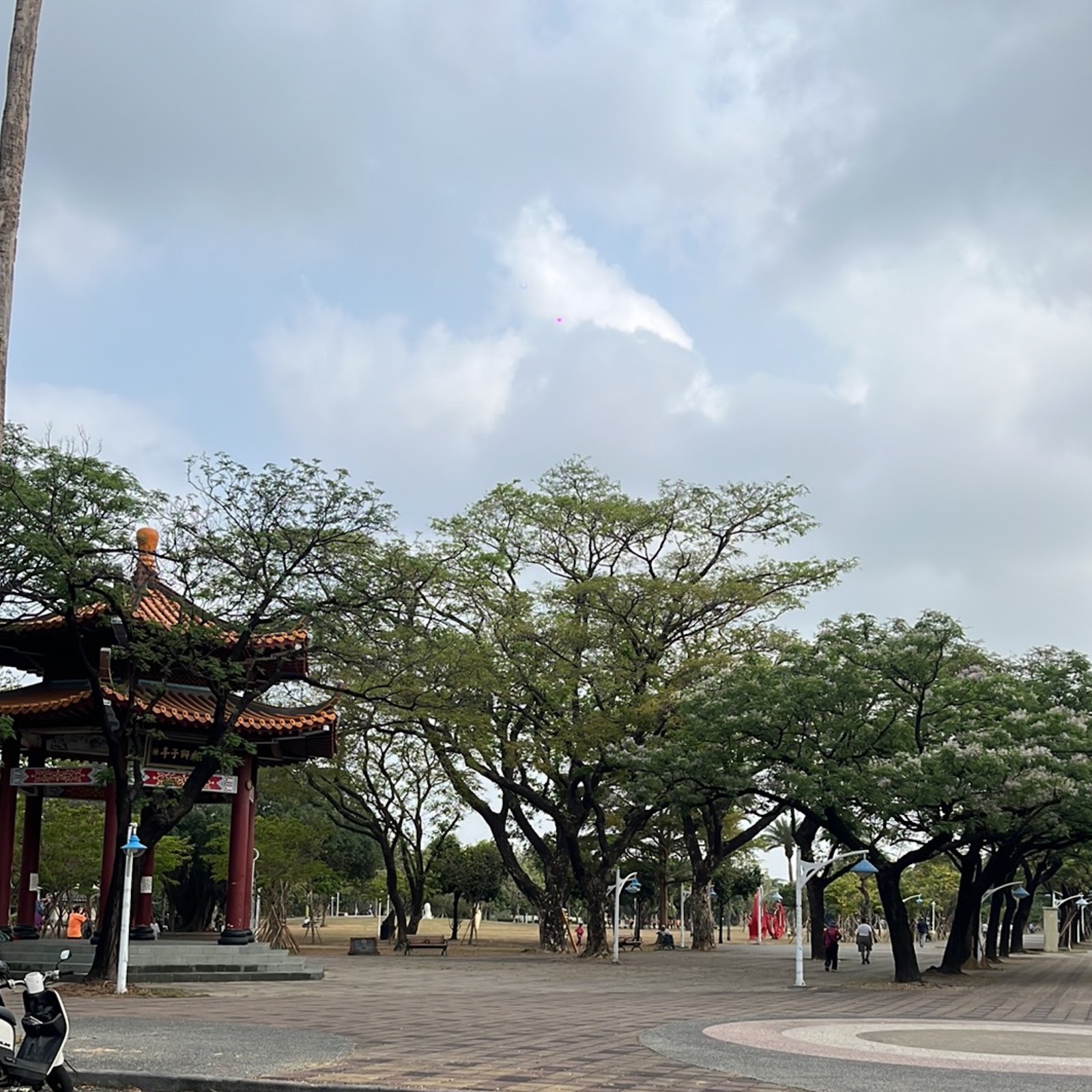 千禧公園中式紅柱六角涼亭與大片草地喬木
