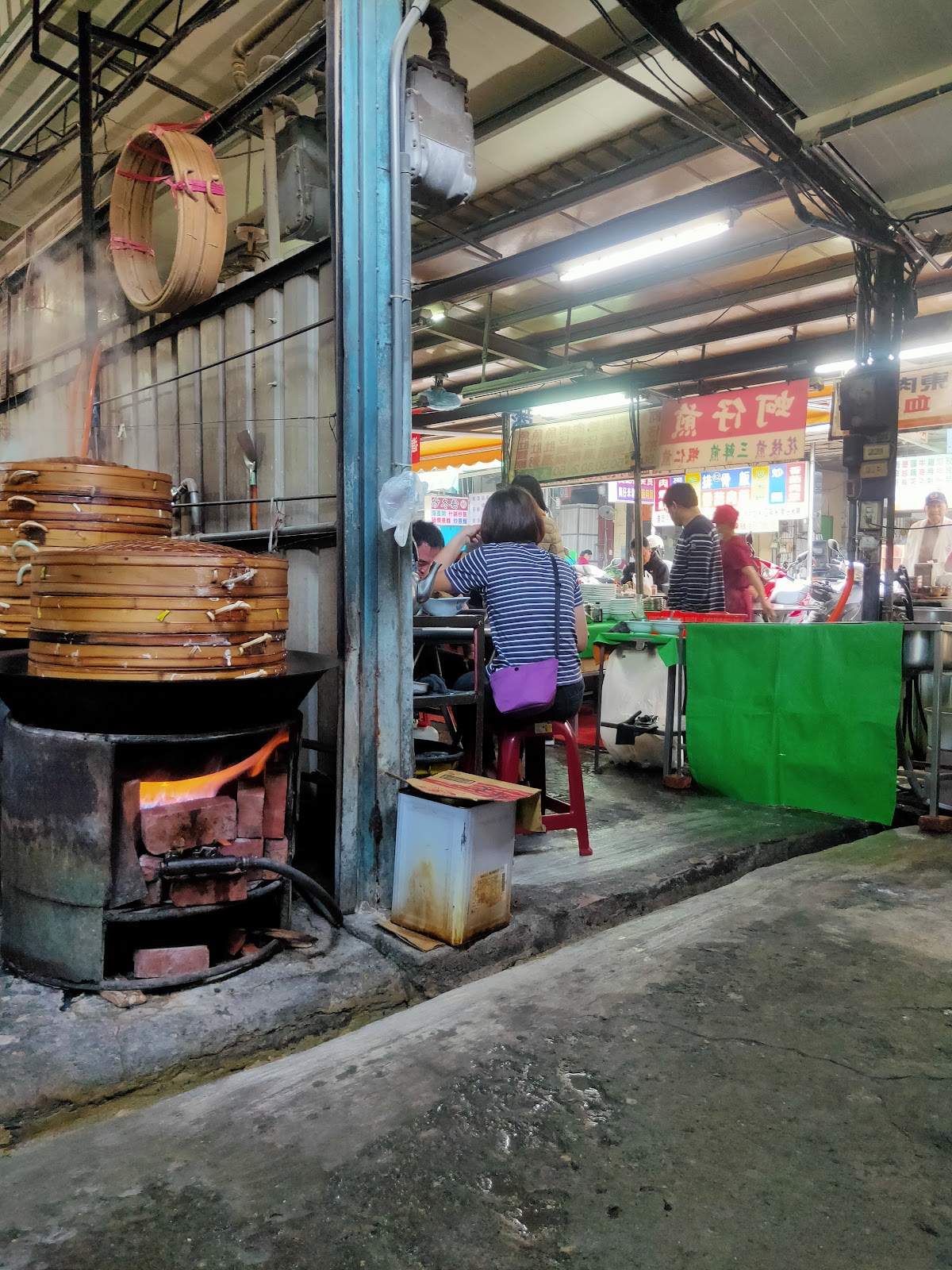 正老牌屏東肉圓傳統柴燒蒸籠爐灶與店內座位