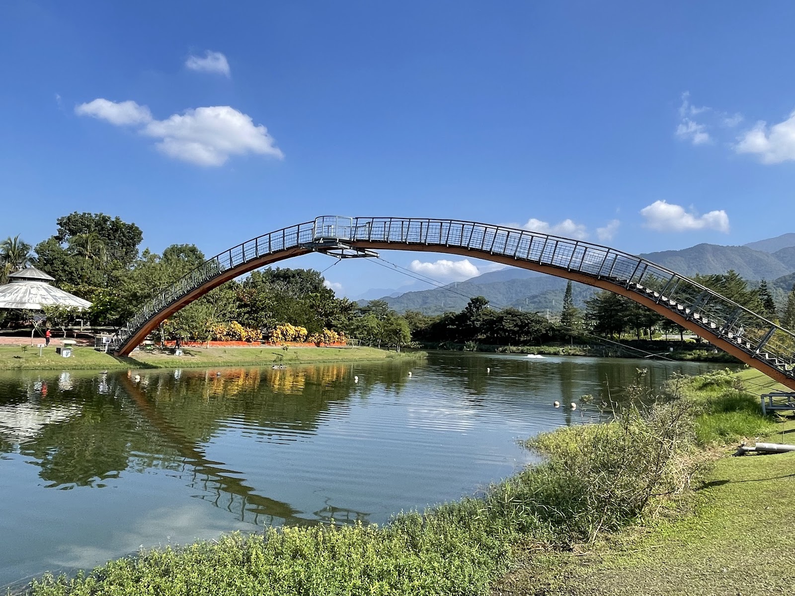 獅頭庄水農場拱橋景觀,紅色鋼構拱橋橫跨湖面
