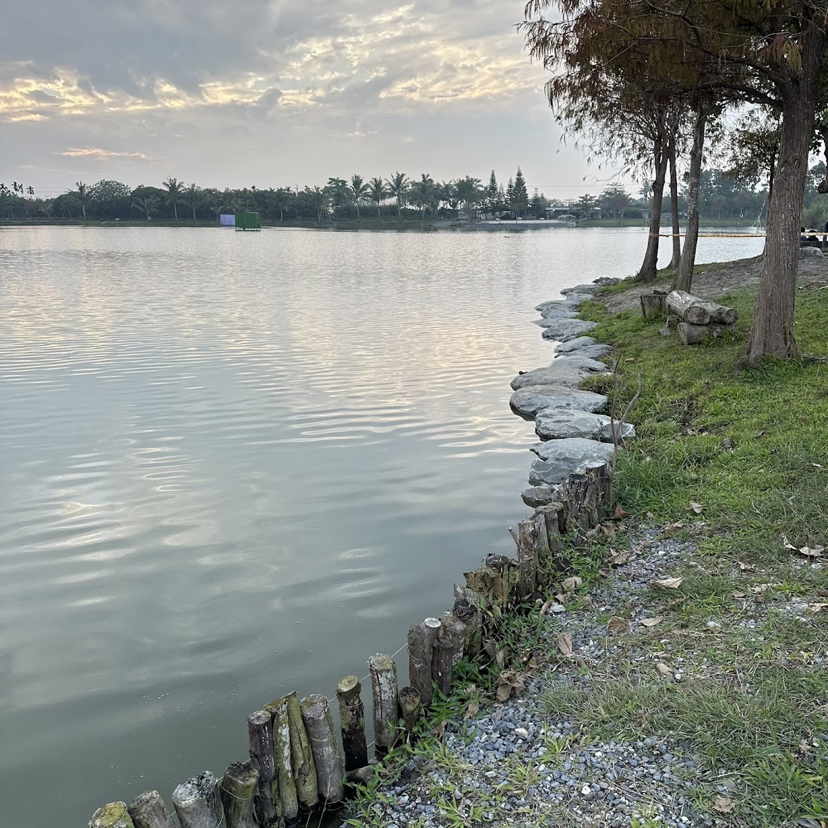 獅頭庄水農場湖畔夕色,湖水平靜倒映天空