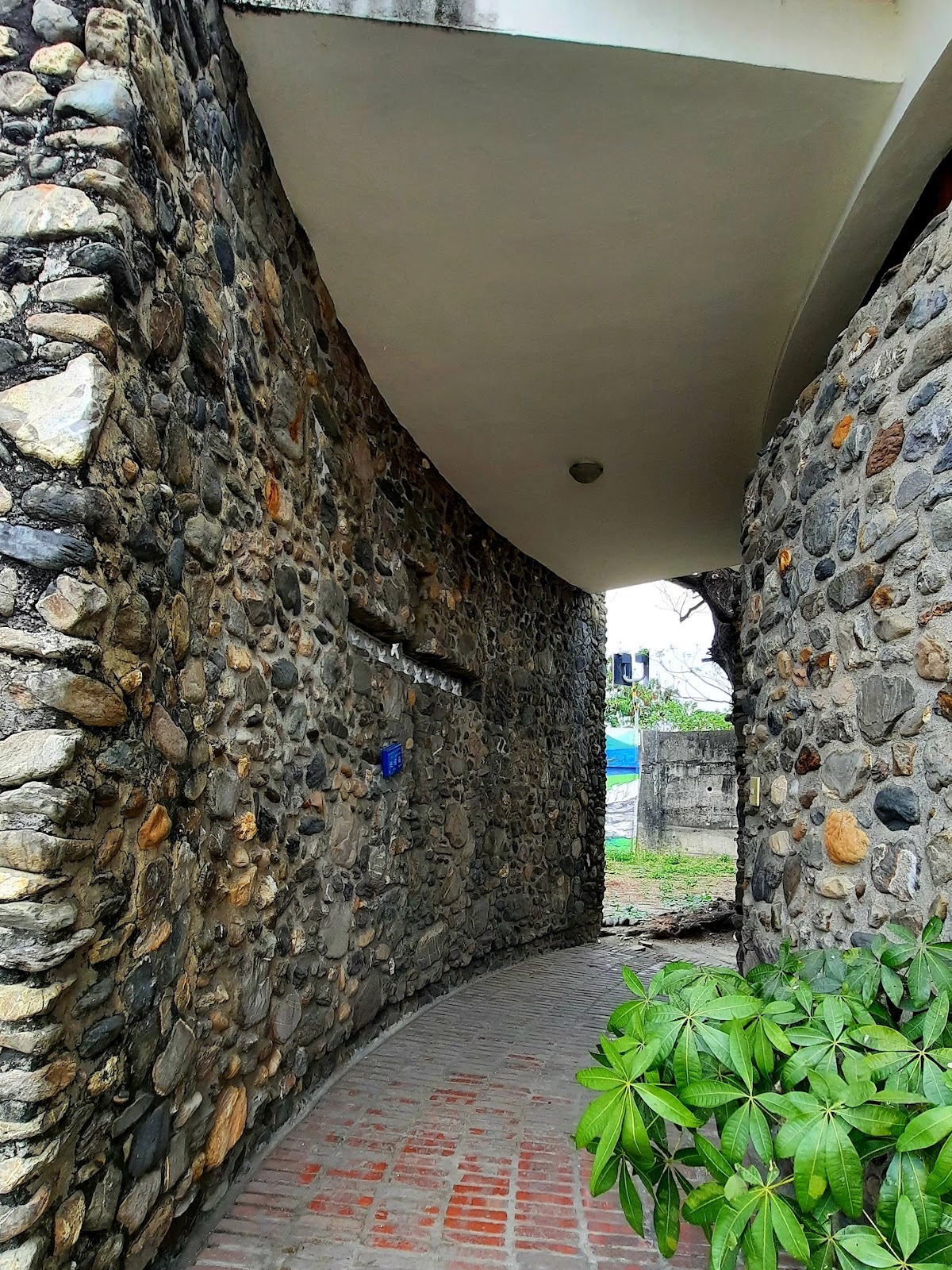 玉環天主堂鵝卵石砌拱形走道,石頭教堂建築特色