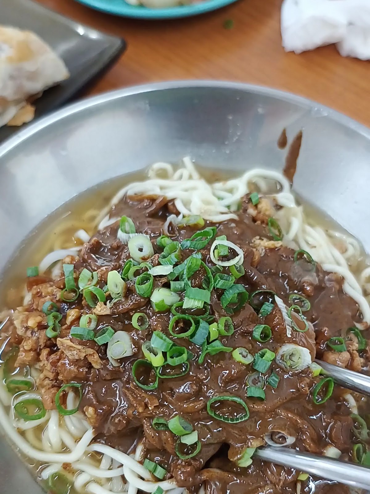 大禾園牛肉麵特寫,牛肉片鋪滿麵條上,撒滿蔥花