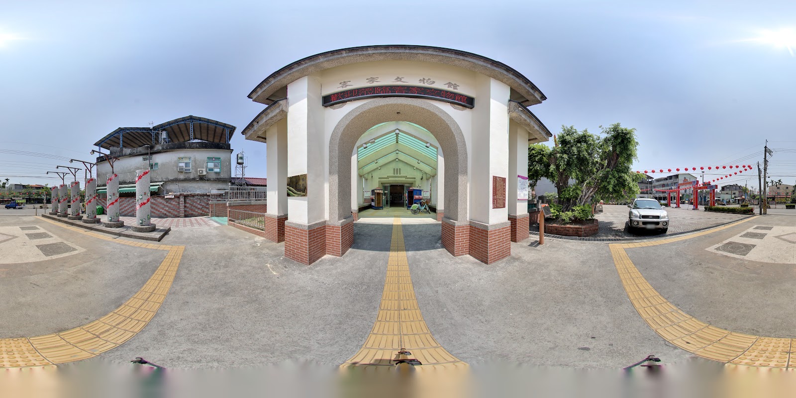 屏東竹田客家文化中心園區空拍視角,可見客家文物館牌樓與周邊街景