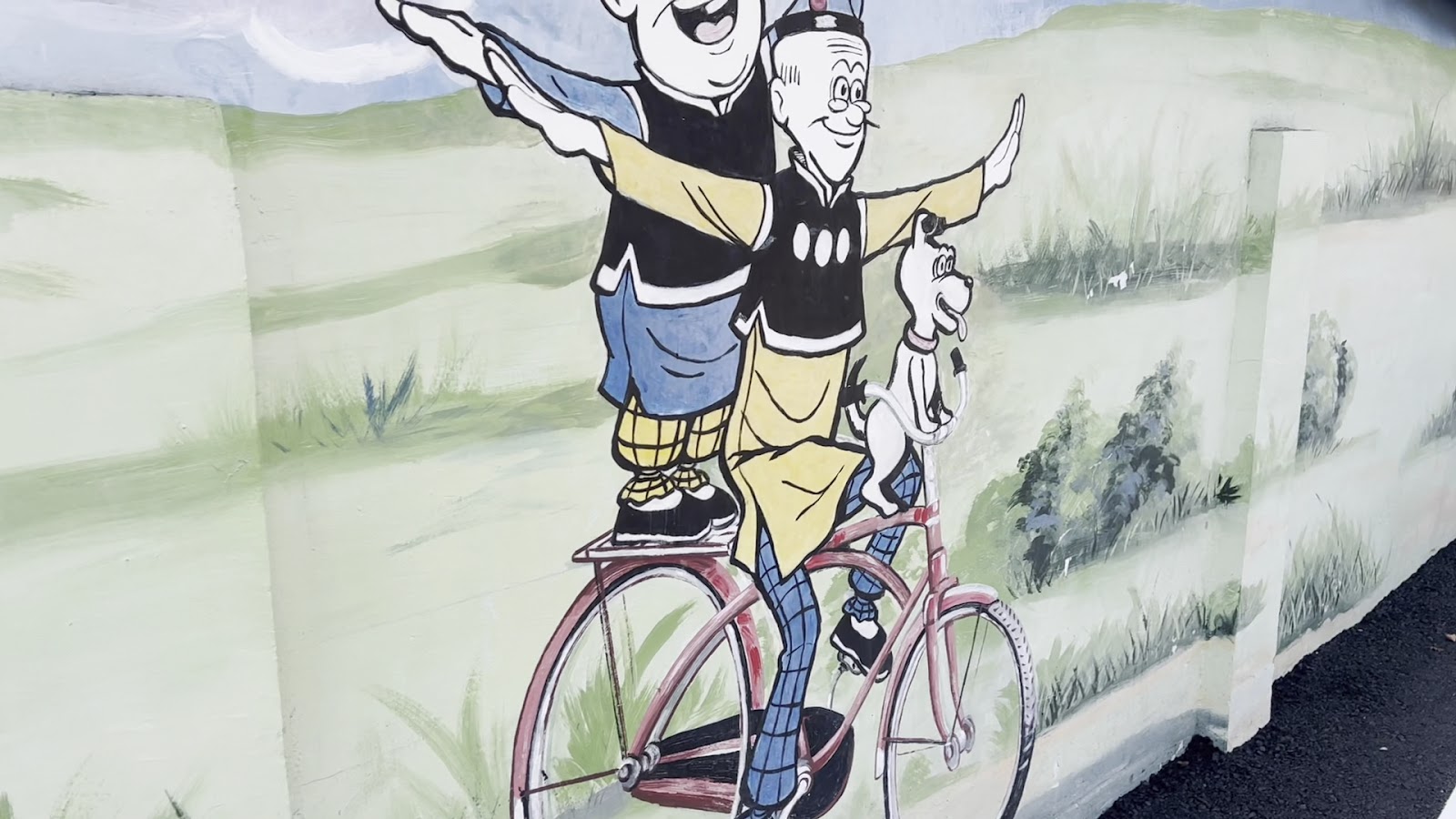 屏東竹田美崙老街老夫子彩繪壁畫,漫畫人物騎腳踏車帶著小狗