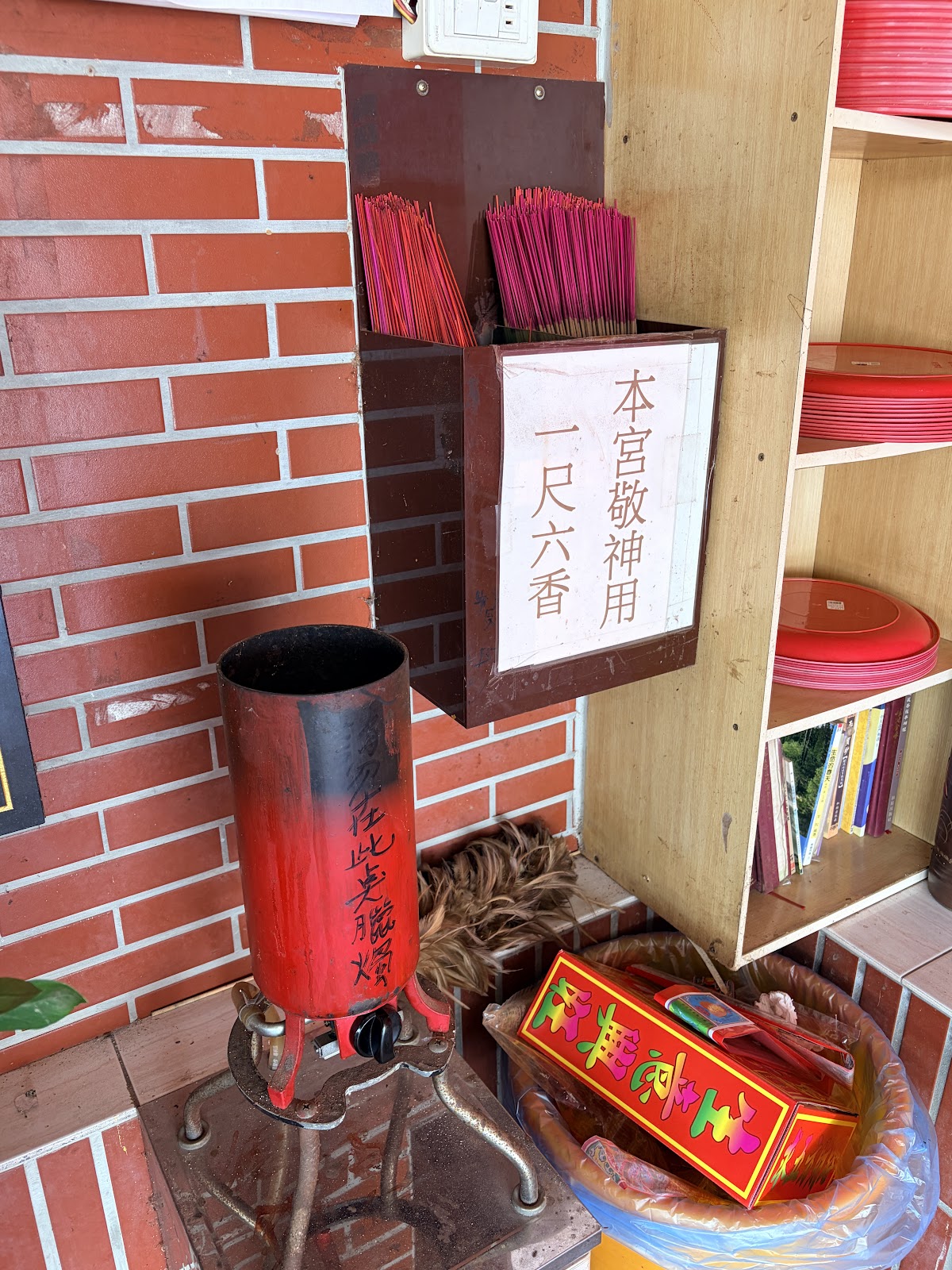 廣仁宮廟內香條與紅磚牆一角
