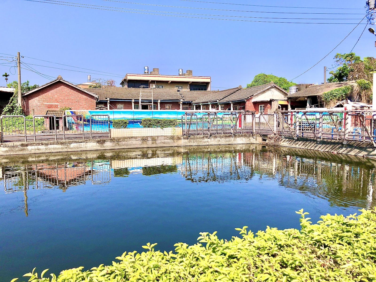日月池畔碧雲寺建築倒映水面