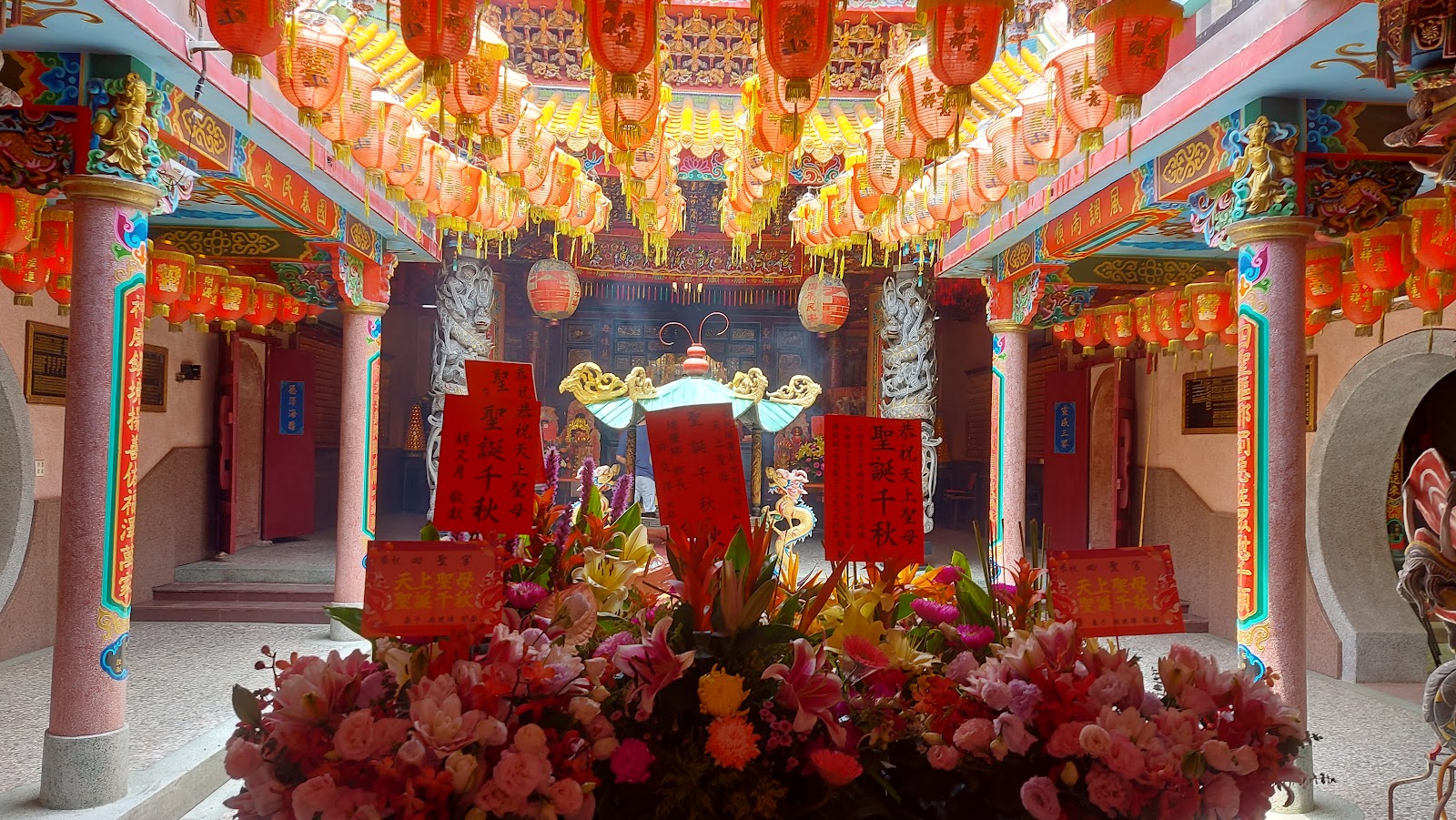 四聖宮廟內紅燈籠與供花