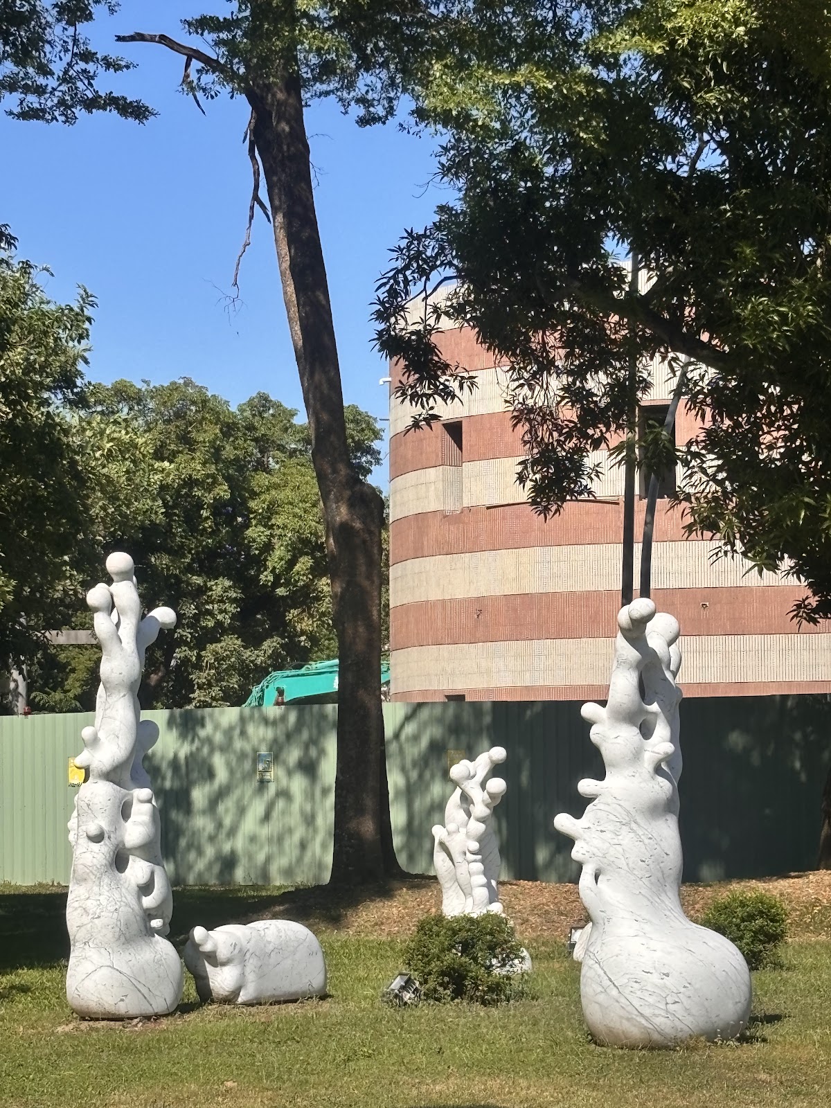 朴子藝術公園白色抽象雕塑草坪景觀