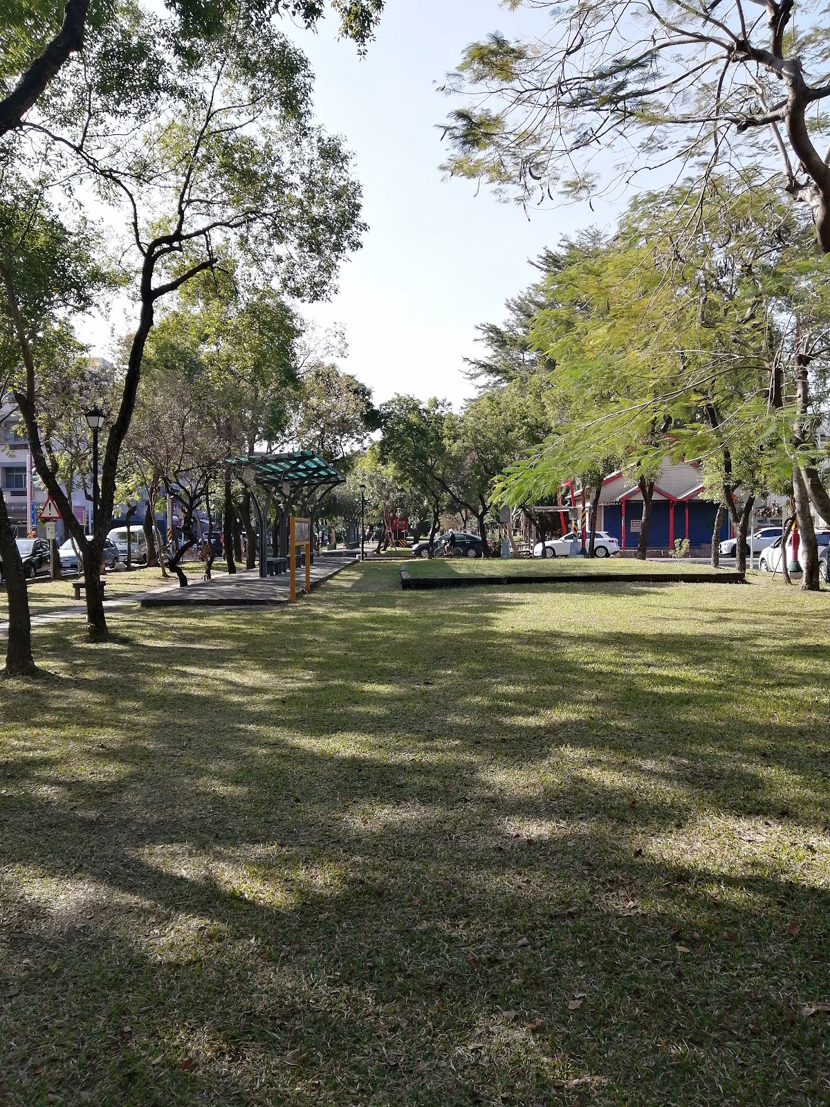 朴子鐵支路公園帶狀草坪與健身器材