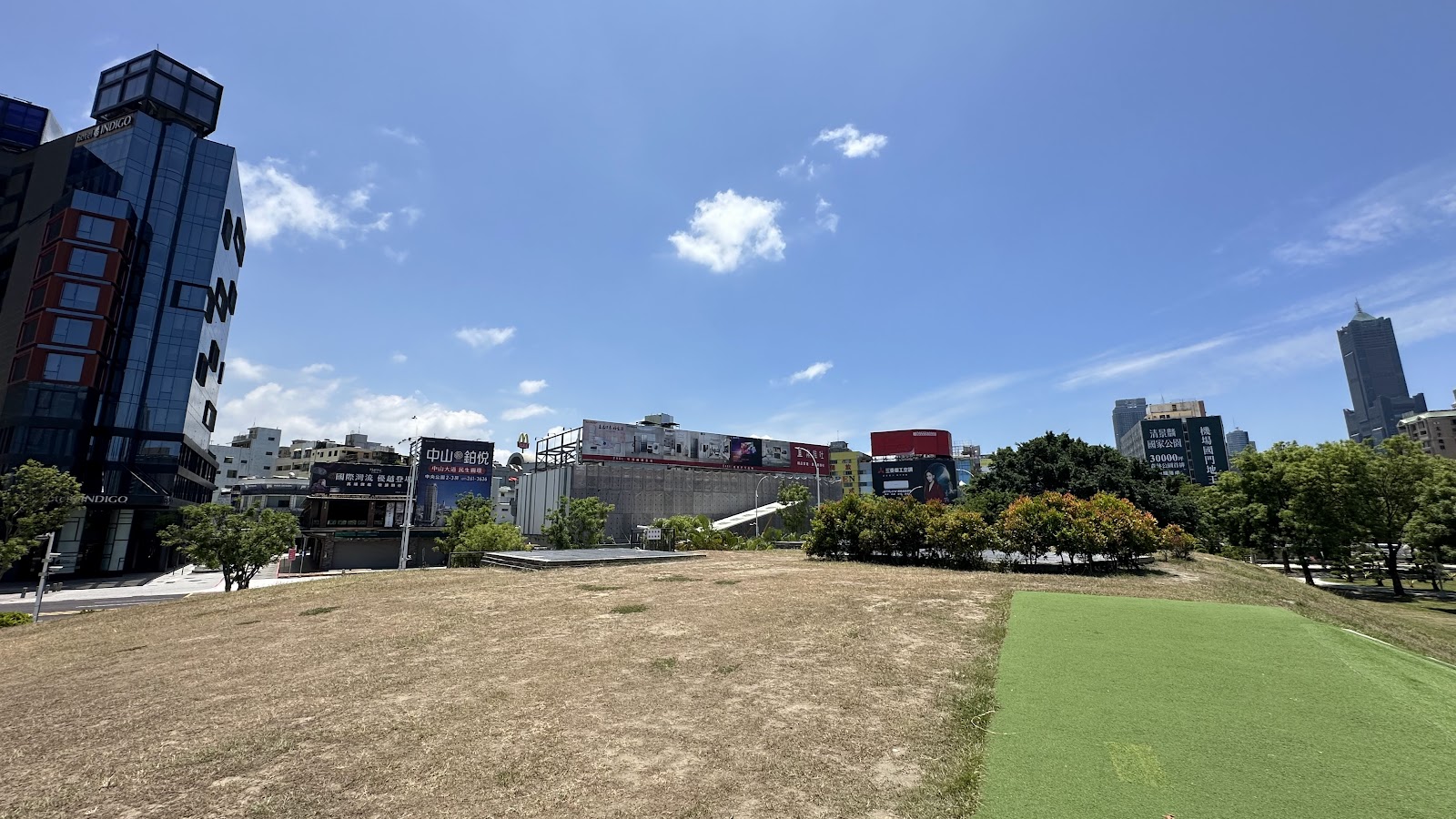 高雄中央公園草坪與市區天際線