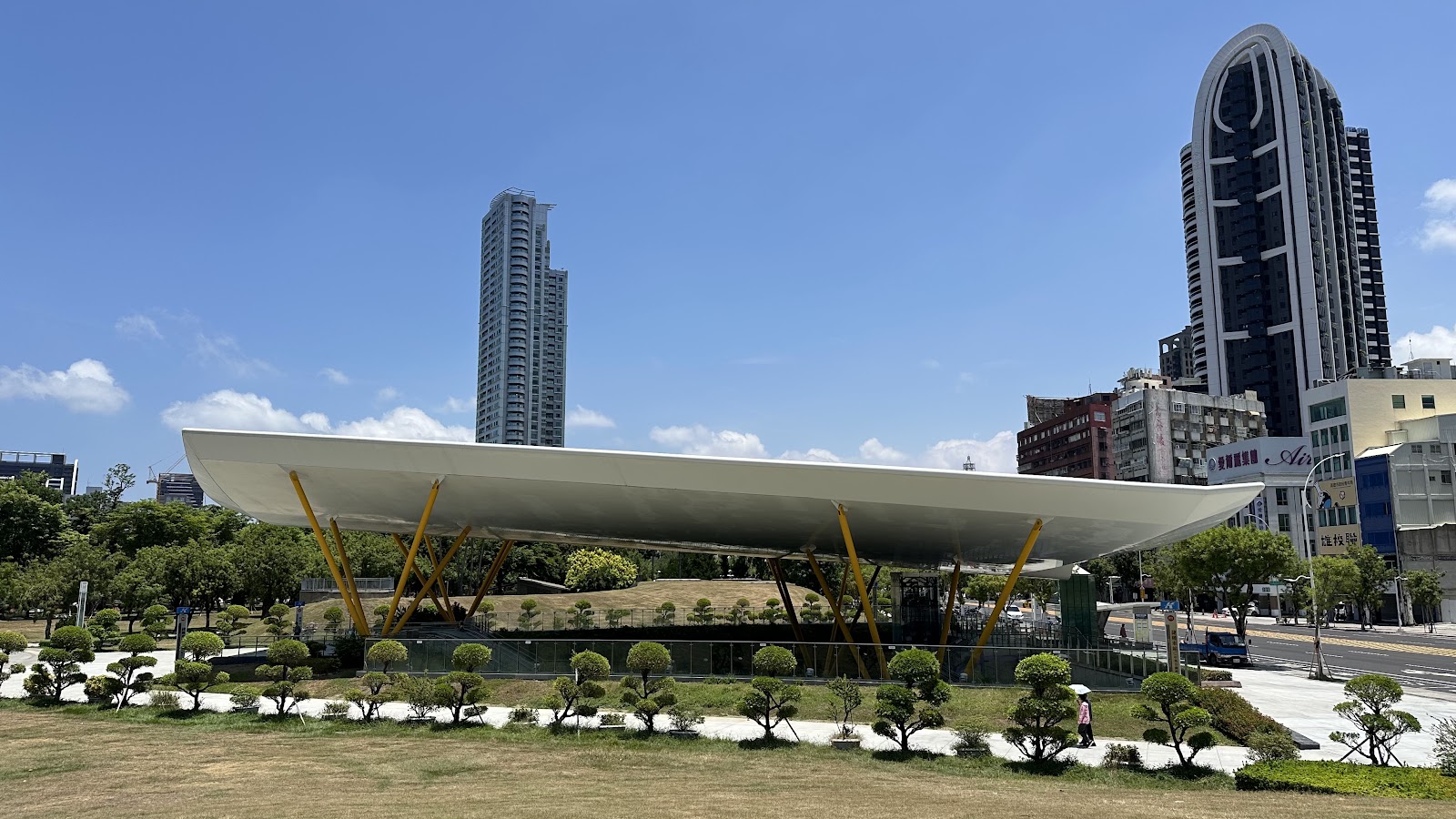 中央公園站白色帆船造型頂棚地標建築