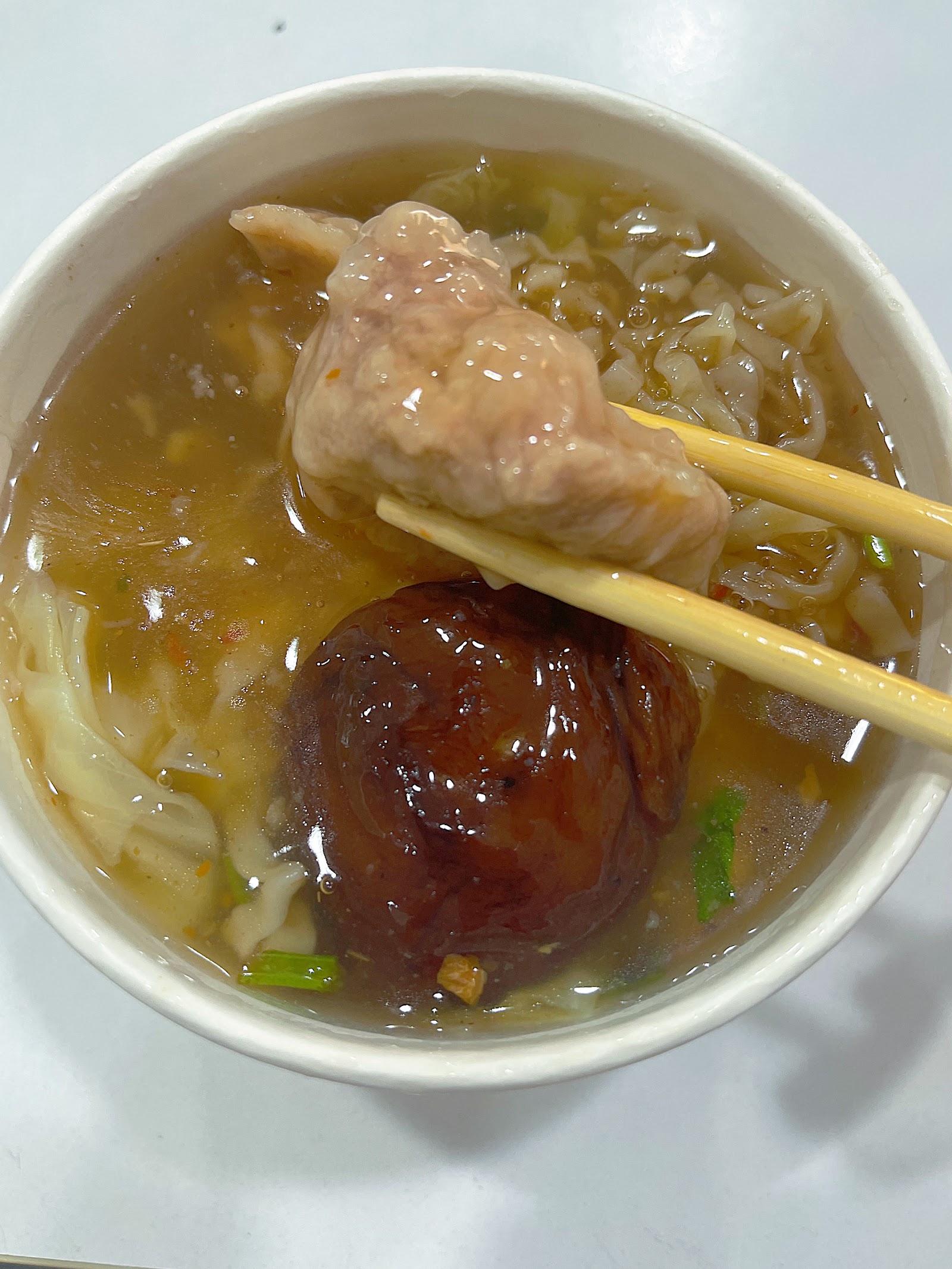 趙小姐香菇肉羹麵大塊肉羹與完整香菇