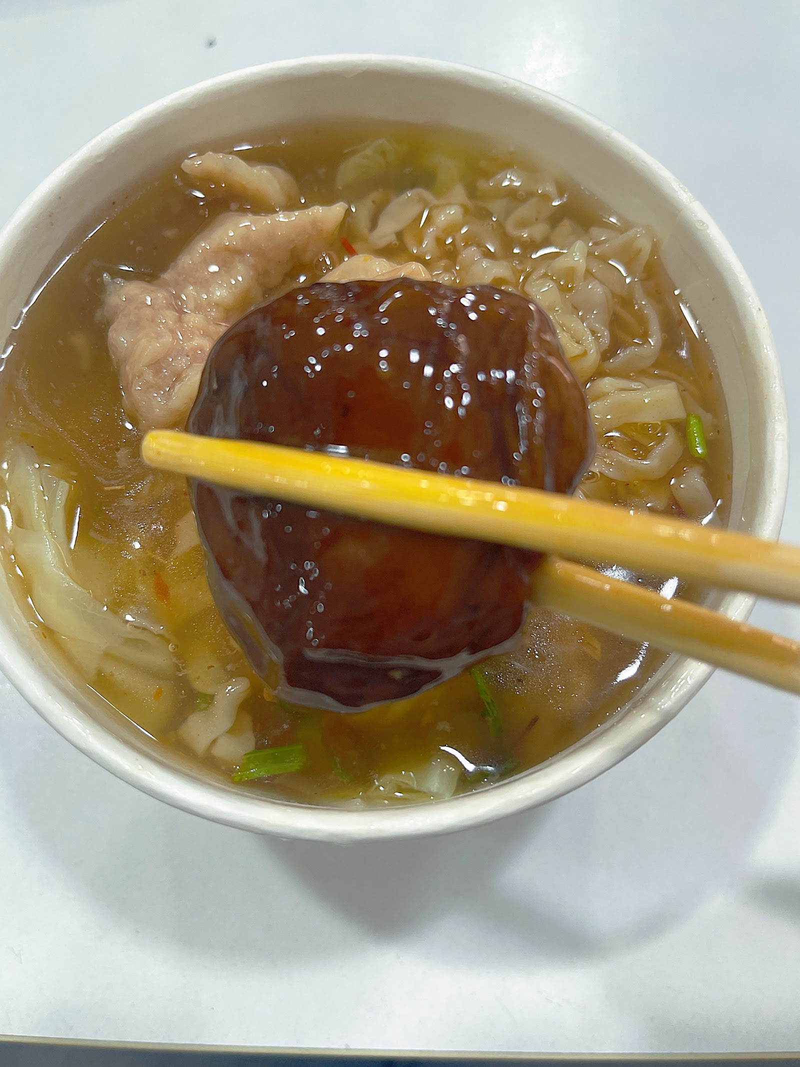 趙小姐香菇肉羹筷子夾起整顆香菇