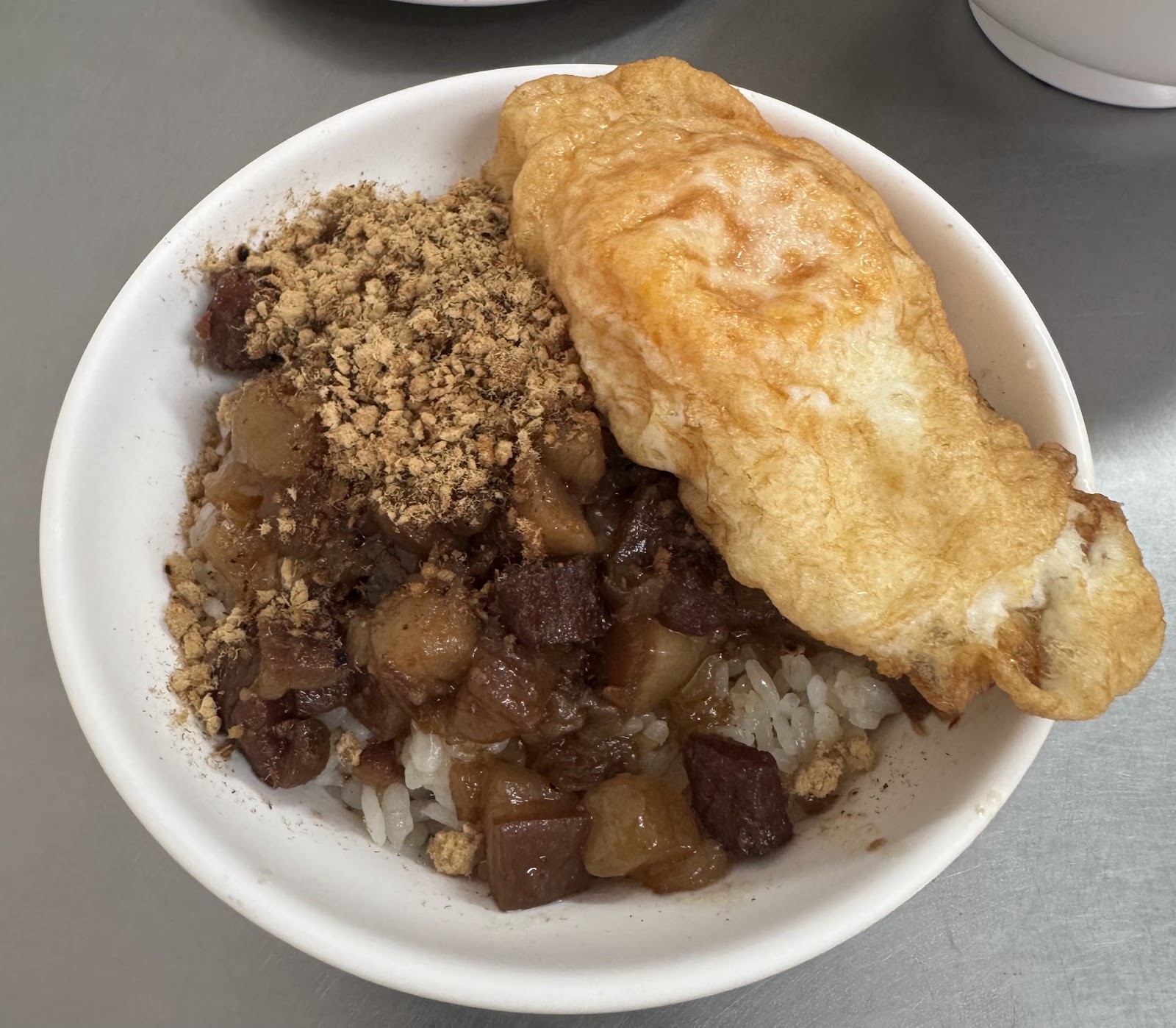 前金肉燥飯魚鬆肉燥飯配半熟煎鴨蛋