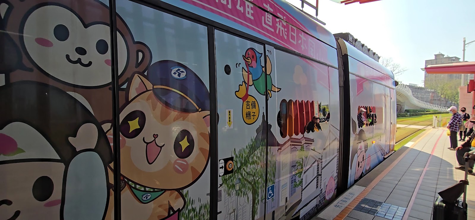 彩繪輕軌列車行經前鎮之星站,可愛卡通彩繪塗裝