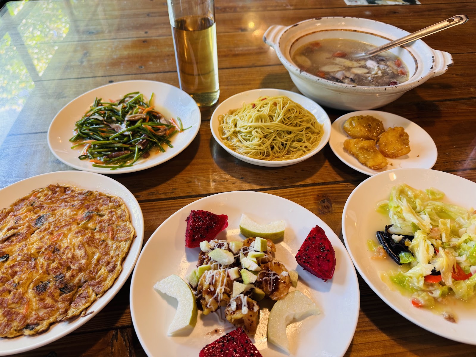 芳裕農場土雞合菜,多道菜餚擺滿木桌