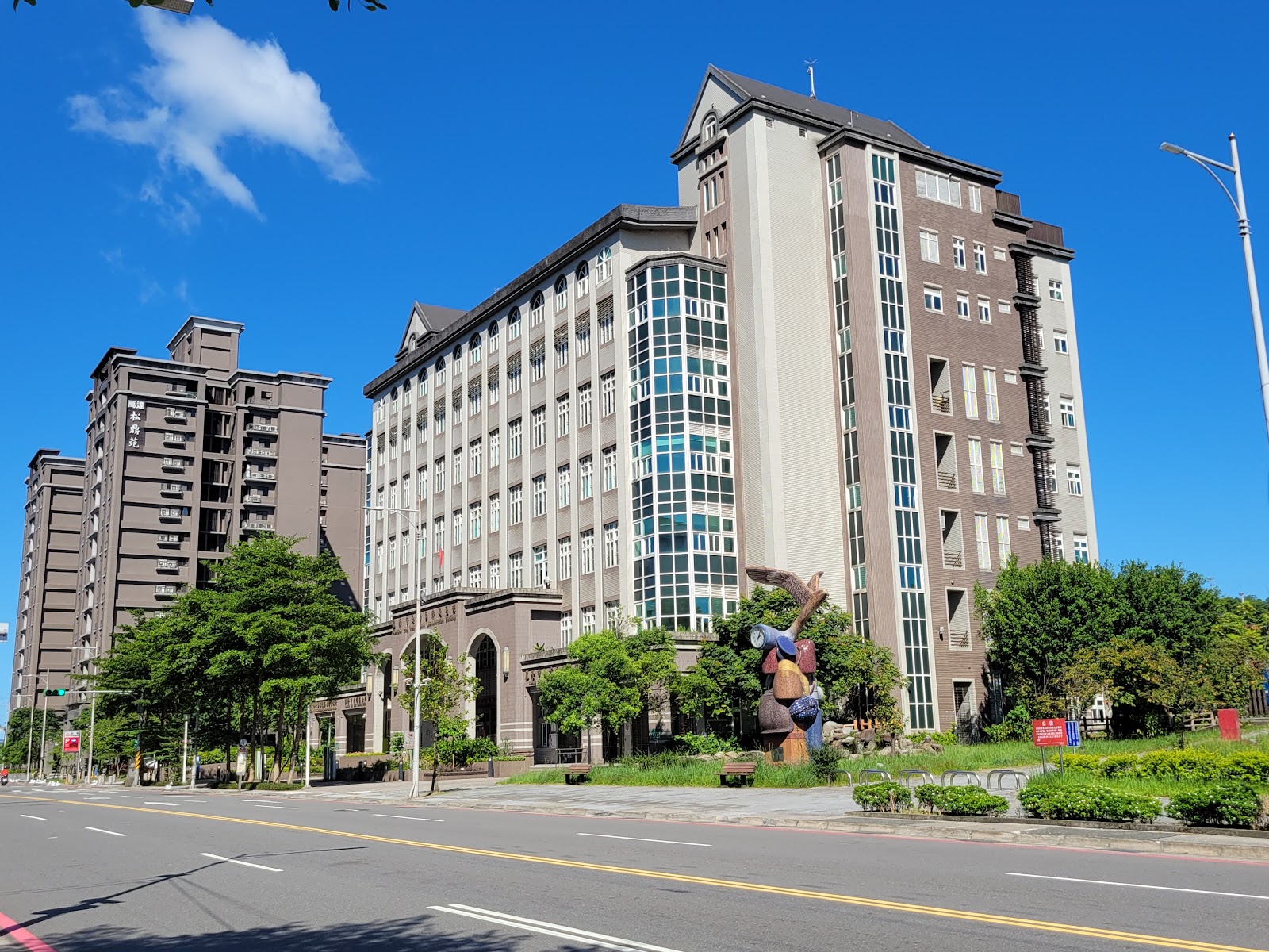 基隆市七堵區公所建築外觀