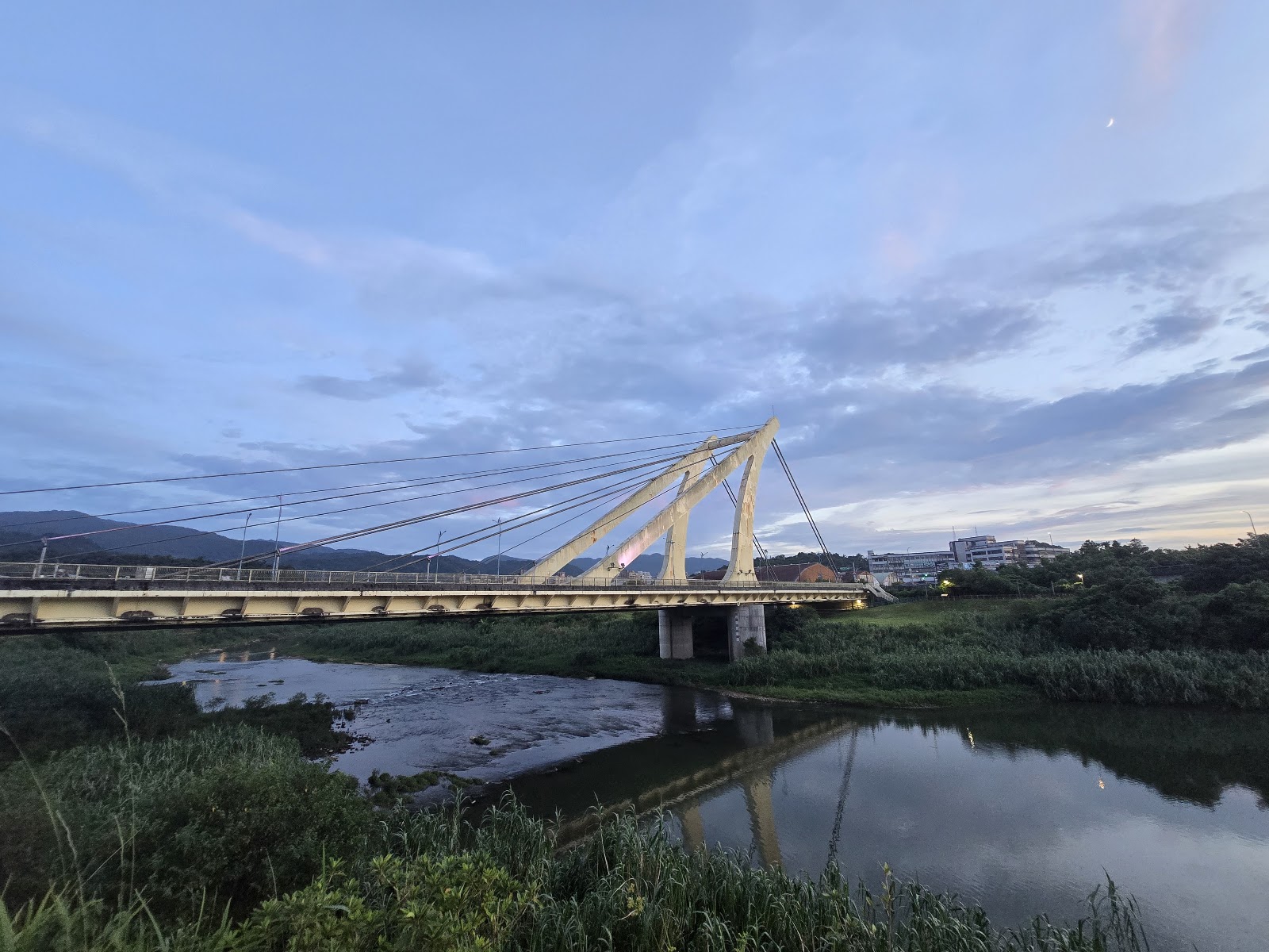 七堵河濱運動公園斜張橋暮色河景倒影