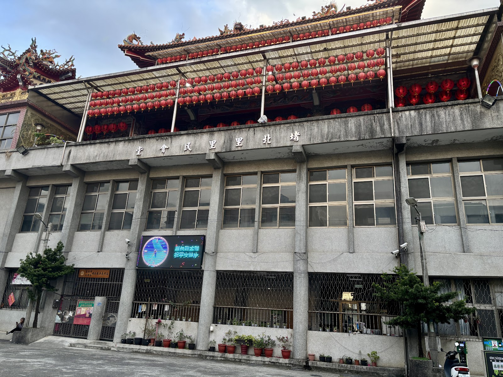 基隆百福宮建築外觀與紅燈籠簷廊