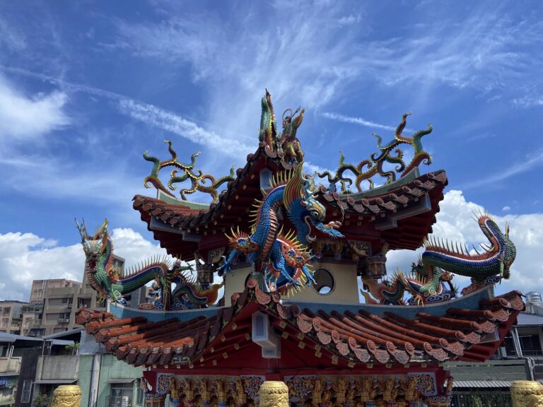 基隆百福宮屋頂龍形剪黏裝飾特寫
